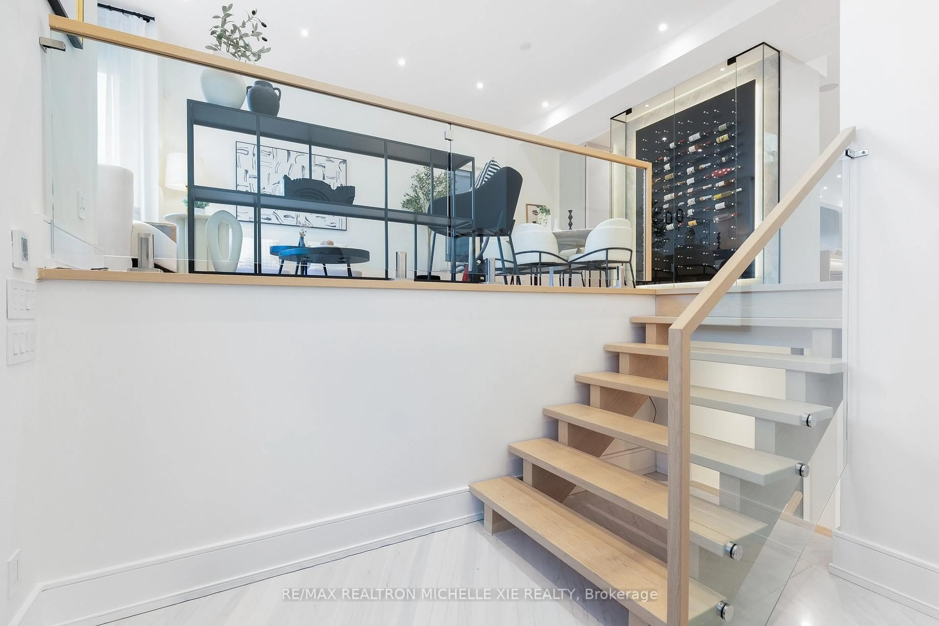 Indoor foyer for 132 Duplex Ave, Toronto Ontario M5P 2A7