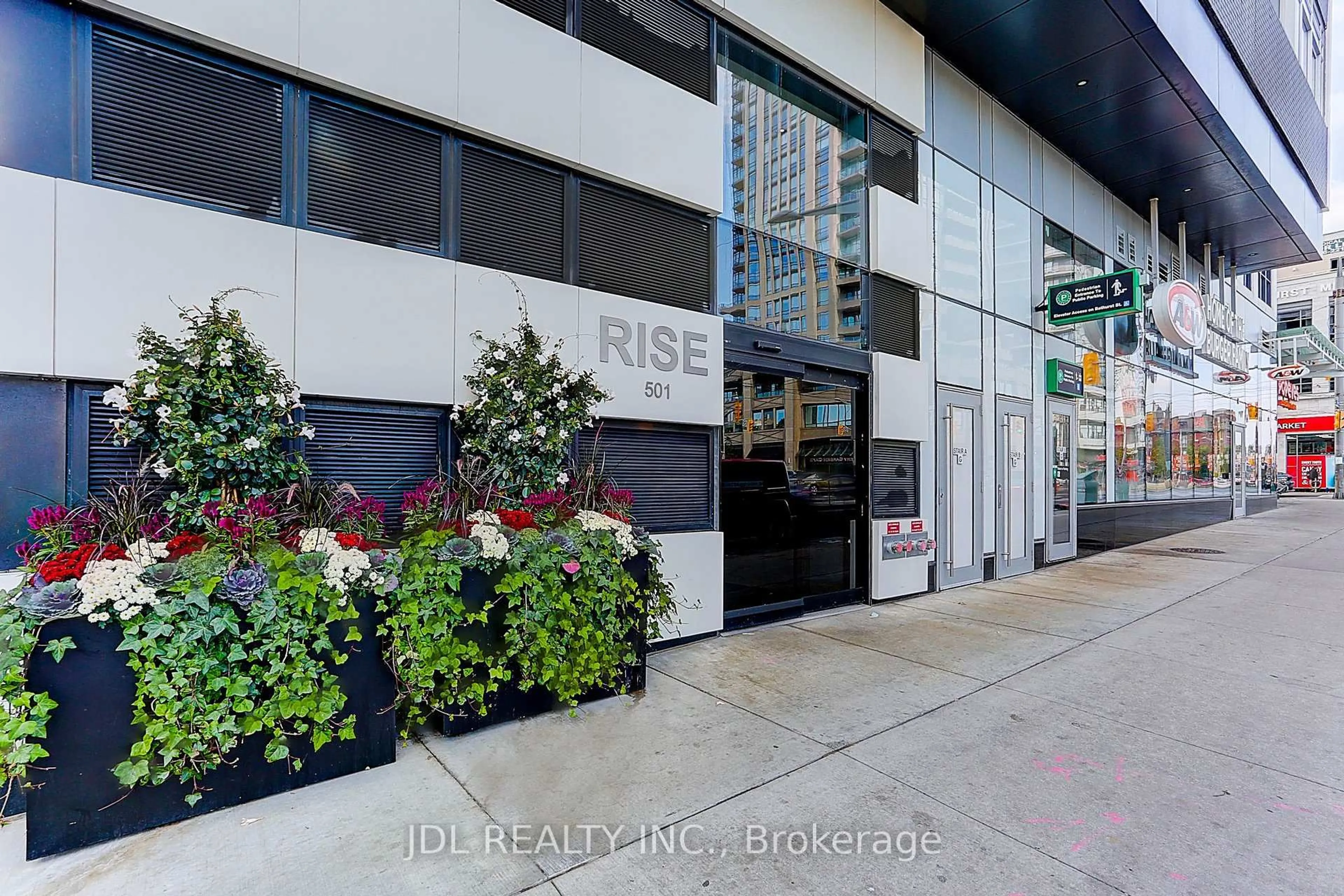 Indoor foyer for 501 St. Clair Ave #315, Toronto Ontario M5P 0A2