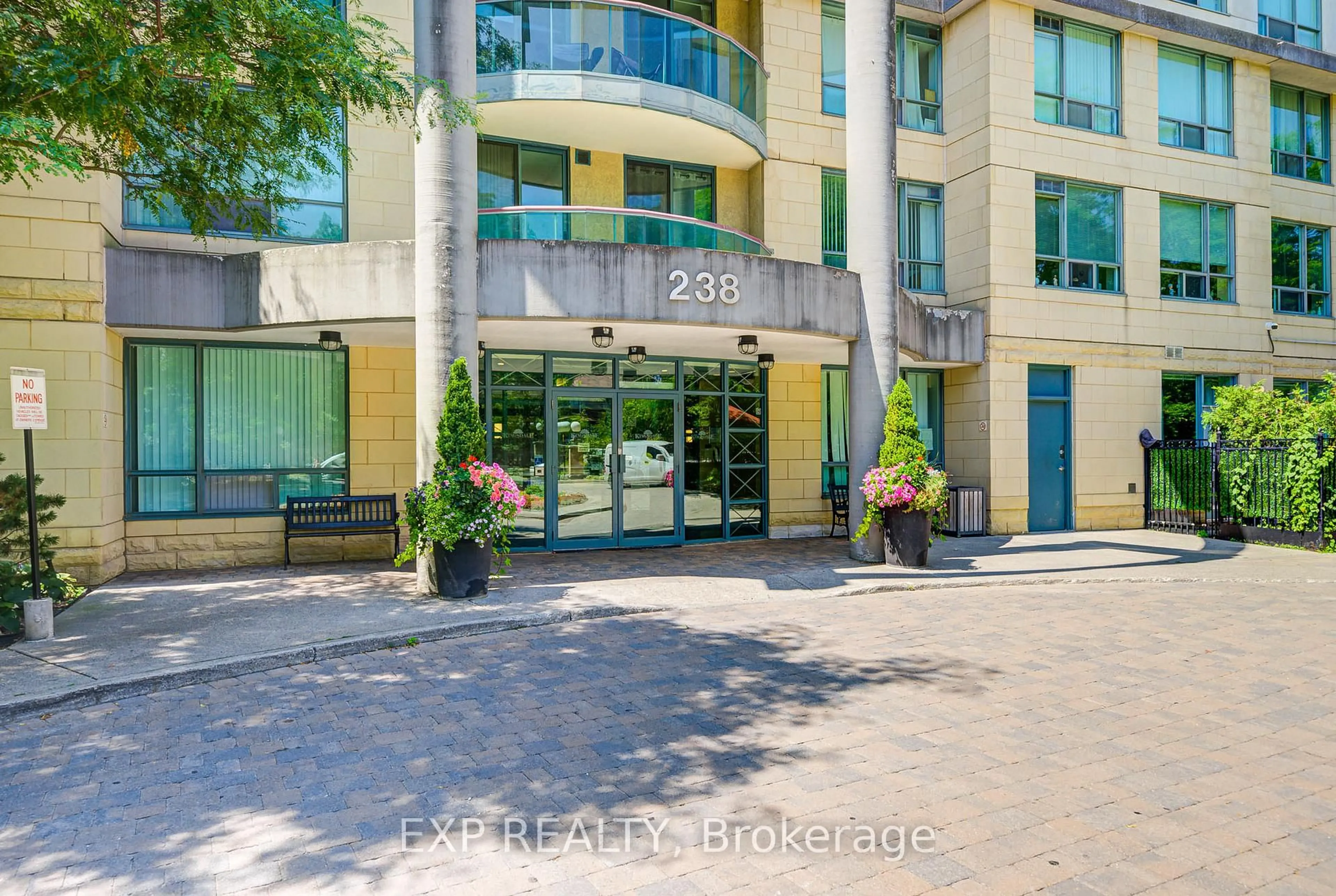 Indoor foyer for 238 Doris Ave #605, Toronto Ontario M2N 6W1