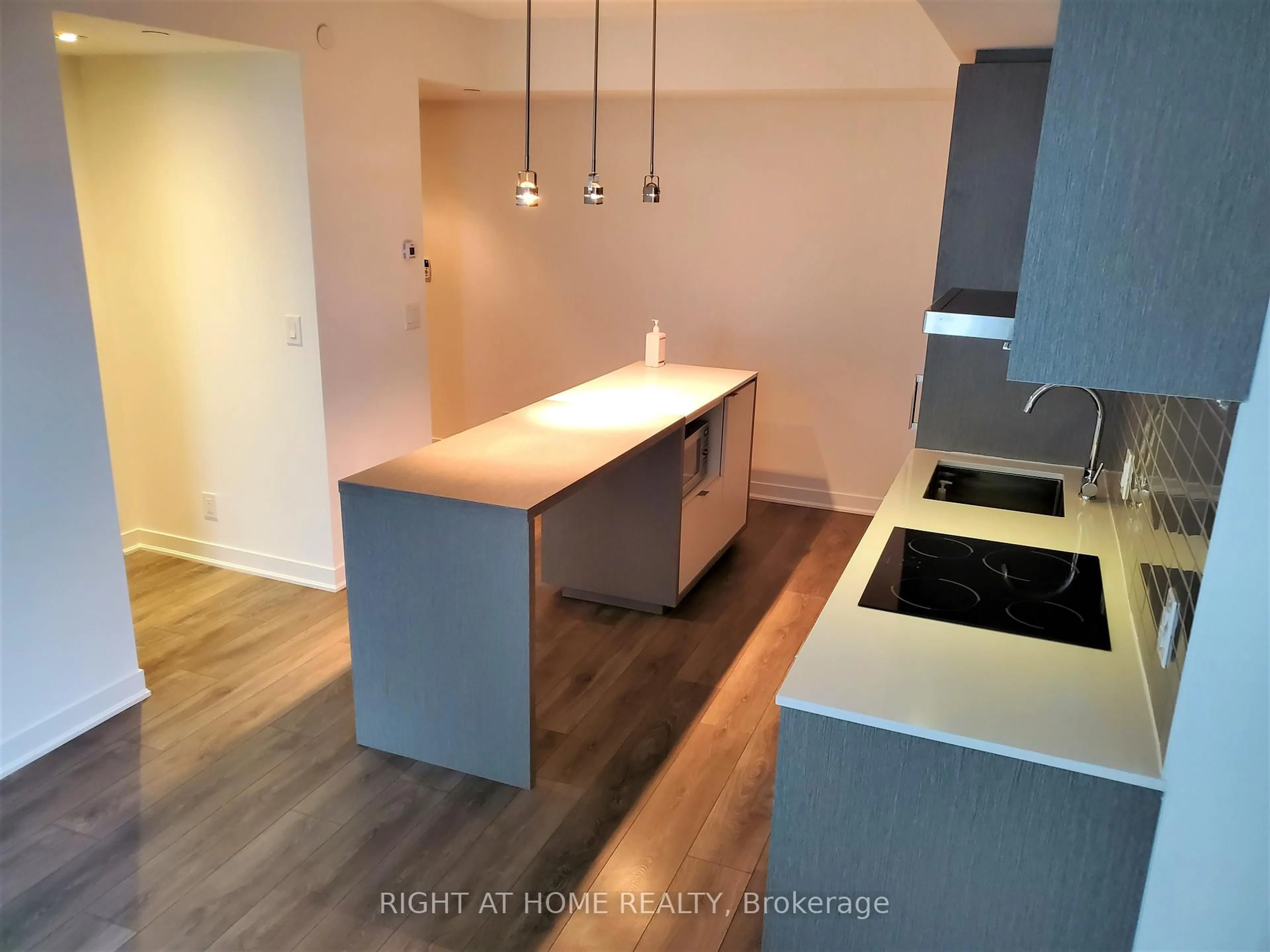 Open concept kitchen, wood/laminate floor for 88 Harbour St #1401, Toronto Ontario M5J 0C3