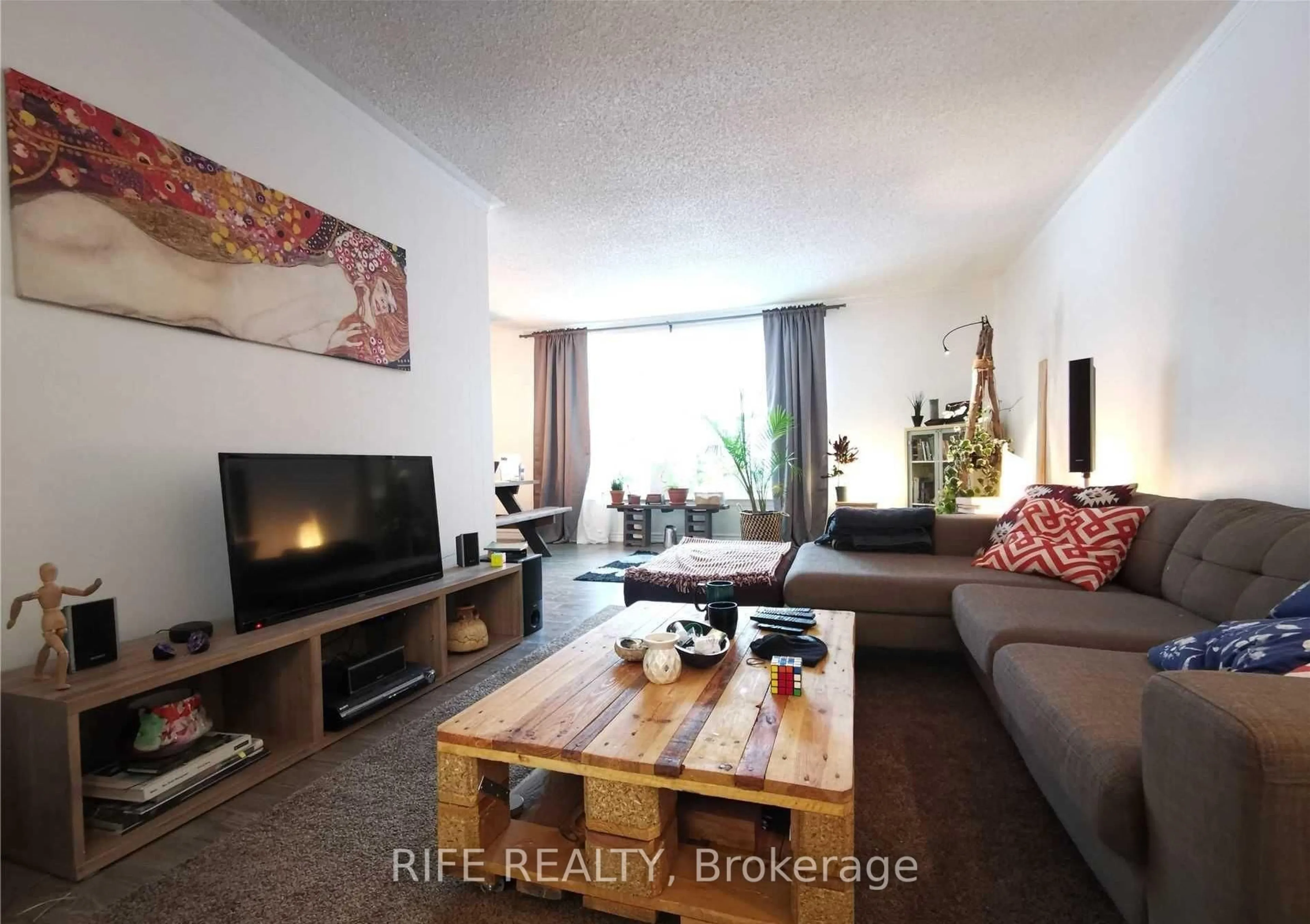 Living room with furniture, wood/laminate floor for 27 Shippigan Cres, Toronto Ontario M2J 2G1