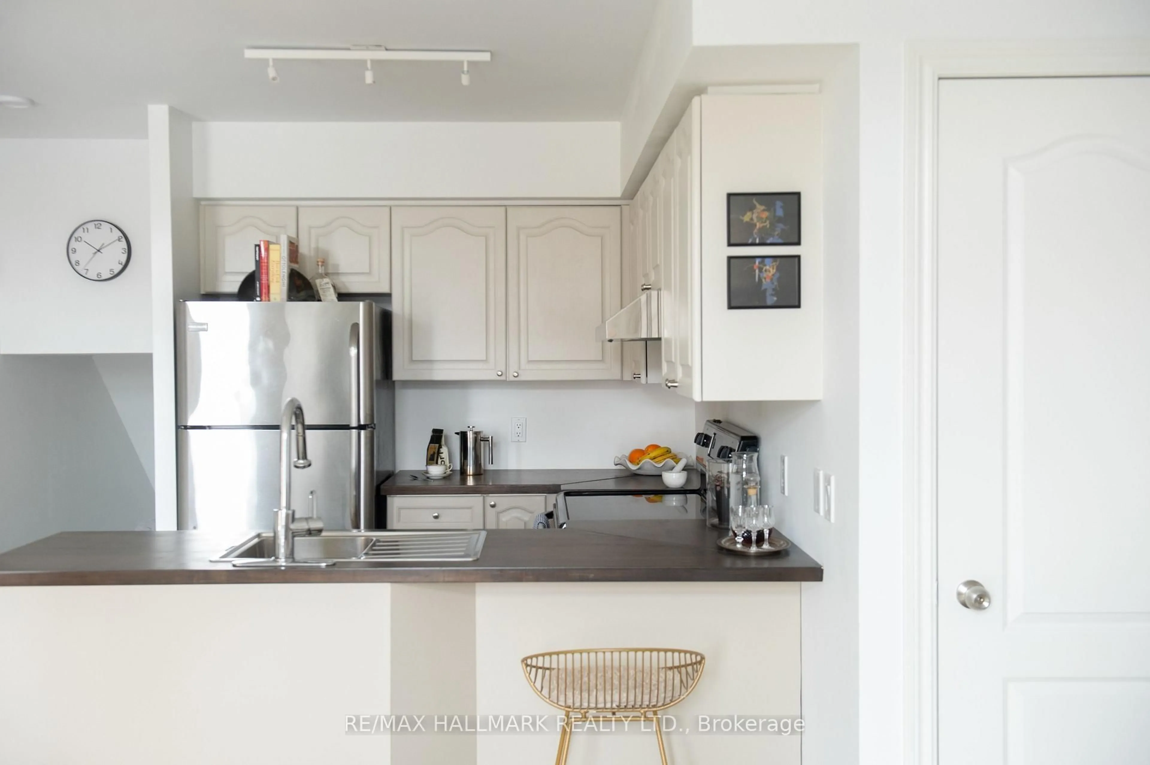 Standard kitchen, unknown for 27 Sudbury St, Toronto Ontario M6J 3W6