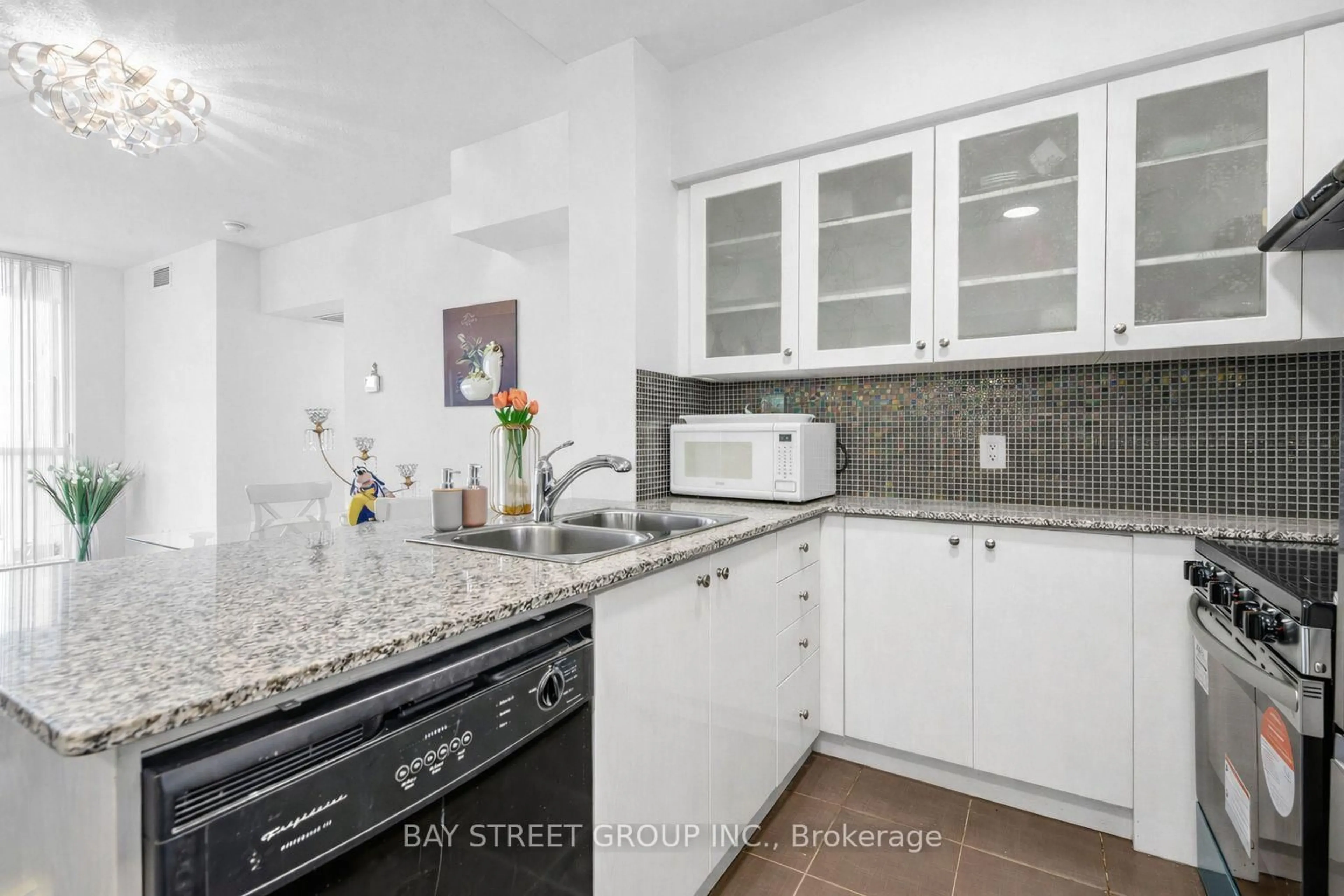 Standard kitchen, ceramic/tile floor for 5791 Yonge St #1509, Toronto Ontario M2M 3T9