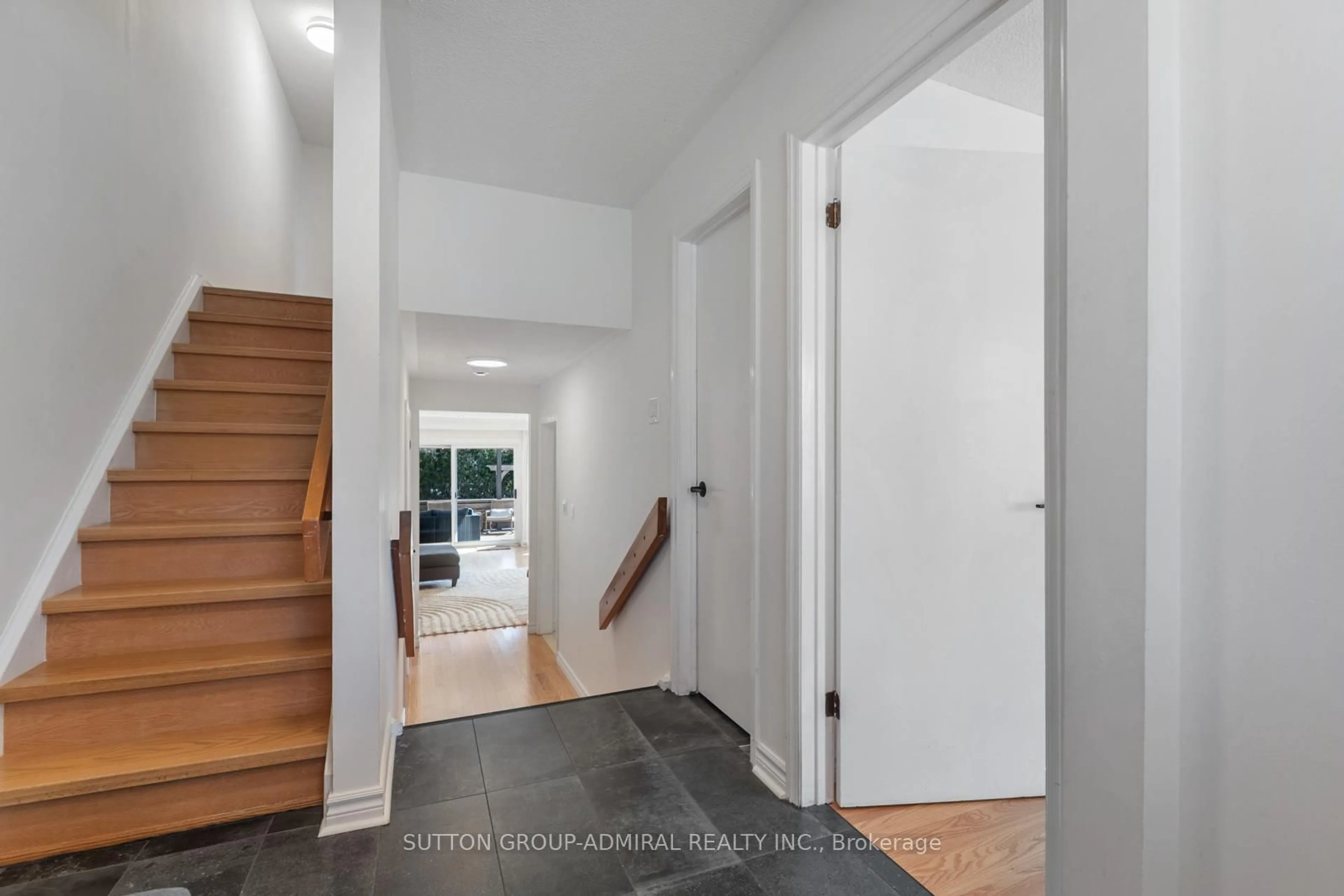 Indoor entryway for 19 Mentor Blvd, Toronto Ontario M2H 2M9