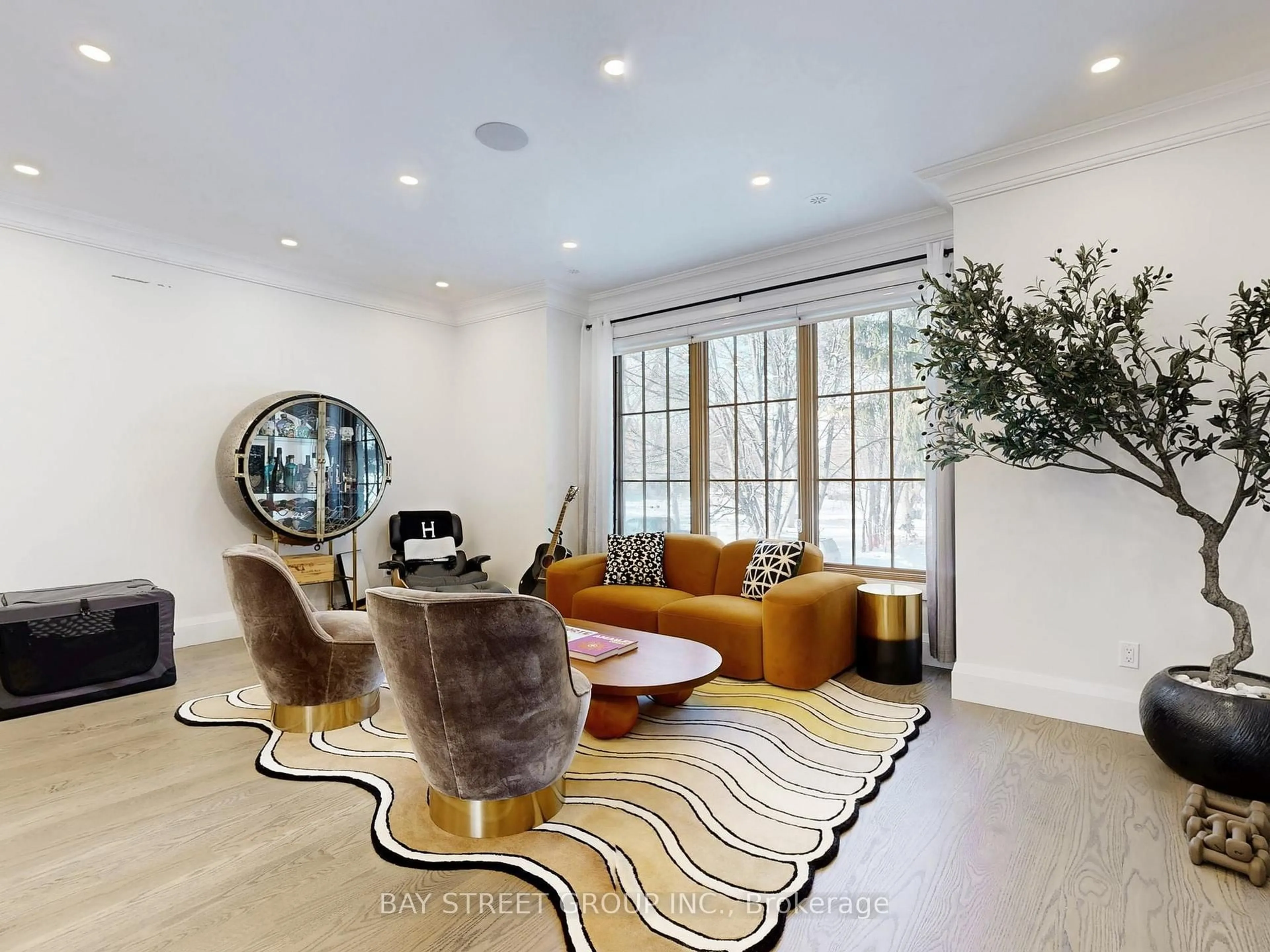 Living room with furniture, unknown for 31 Evergreen Gdns, Toronto Ontario M4G 2Z5