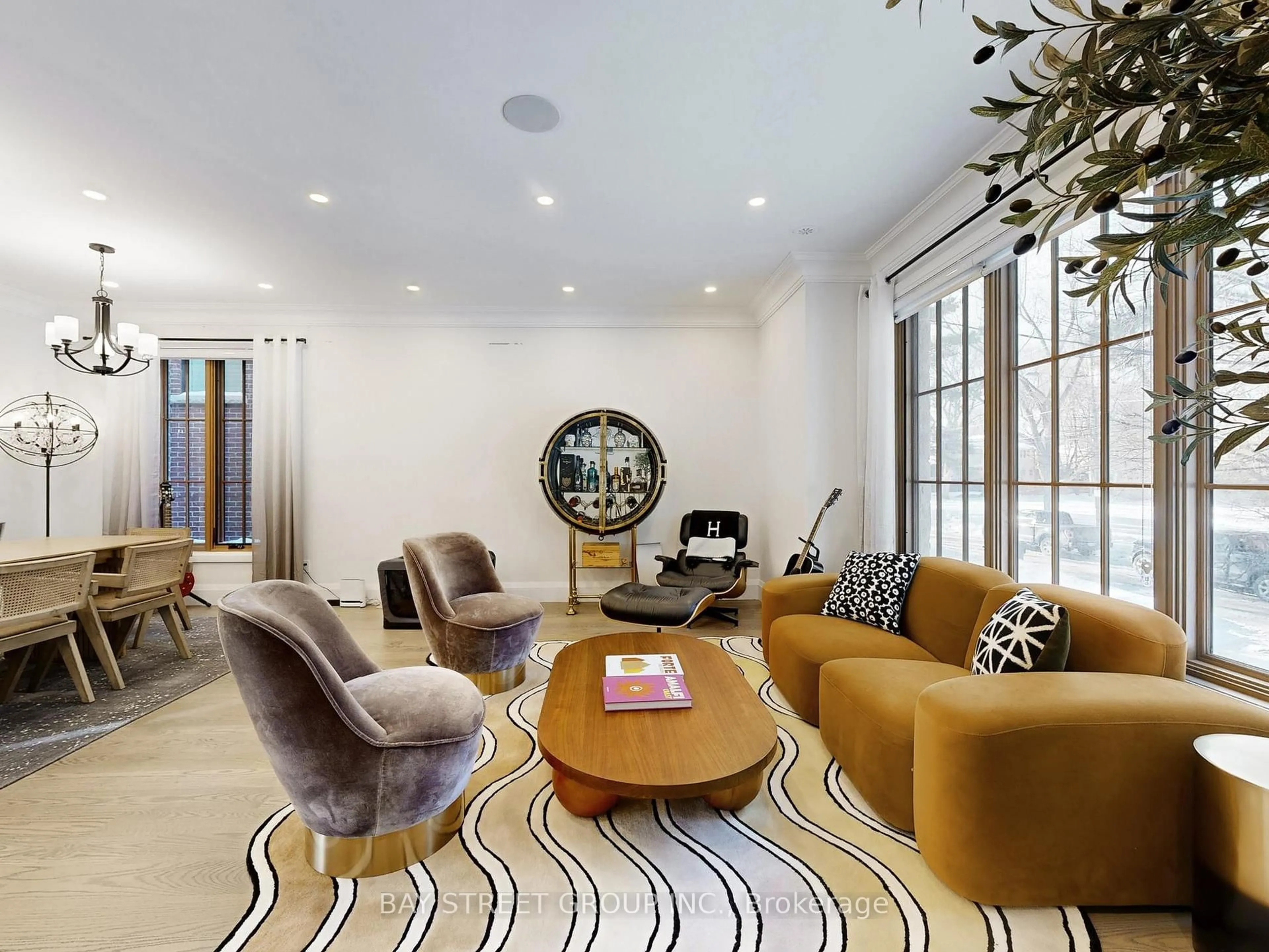 Living room with furniture, unknown for 31 Evergreen Gdns, Toronto Ontario M4G 2Z5