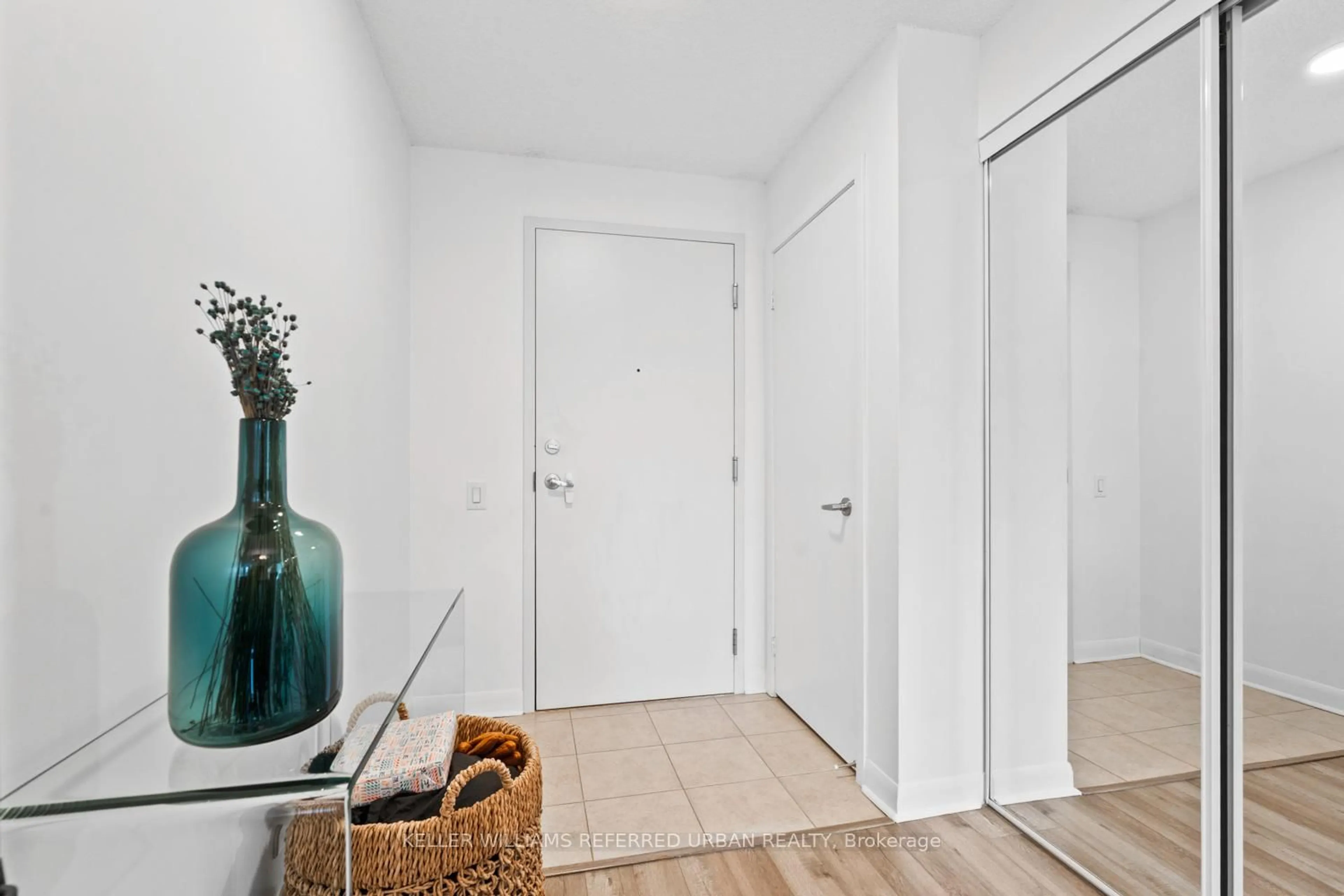 Indoor entryway for 525 Wilson Ave #411, Toronto Ontario M3H 0A7