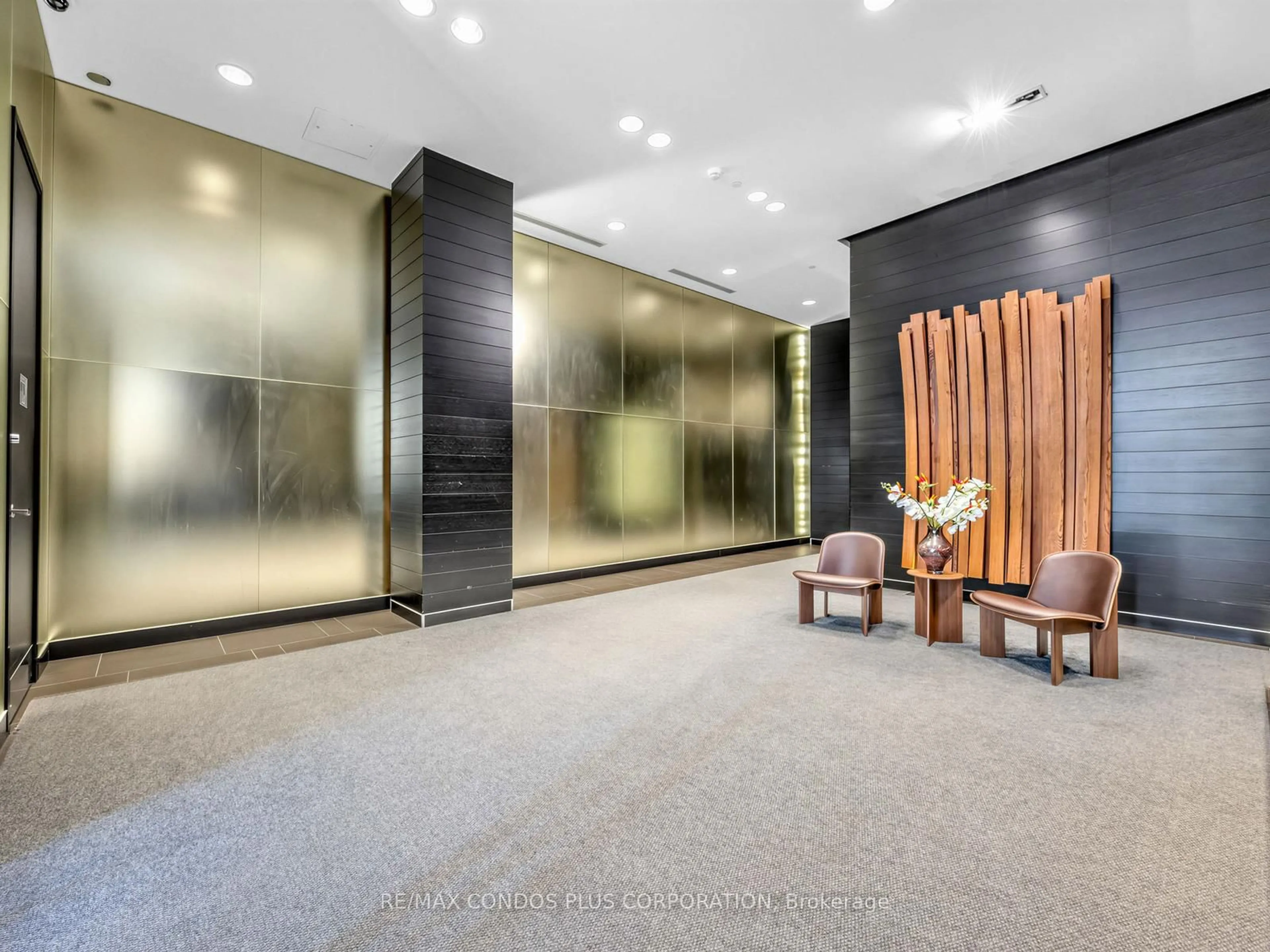 Indoor foyer for 478 King St #412, Toronto Ontario M5V 1K4