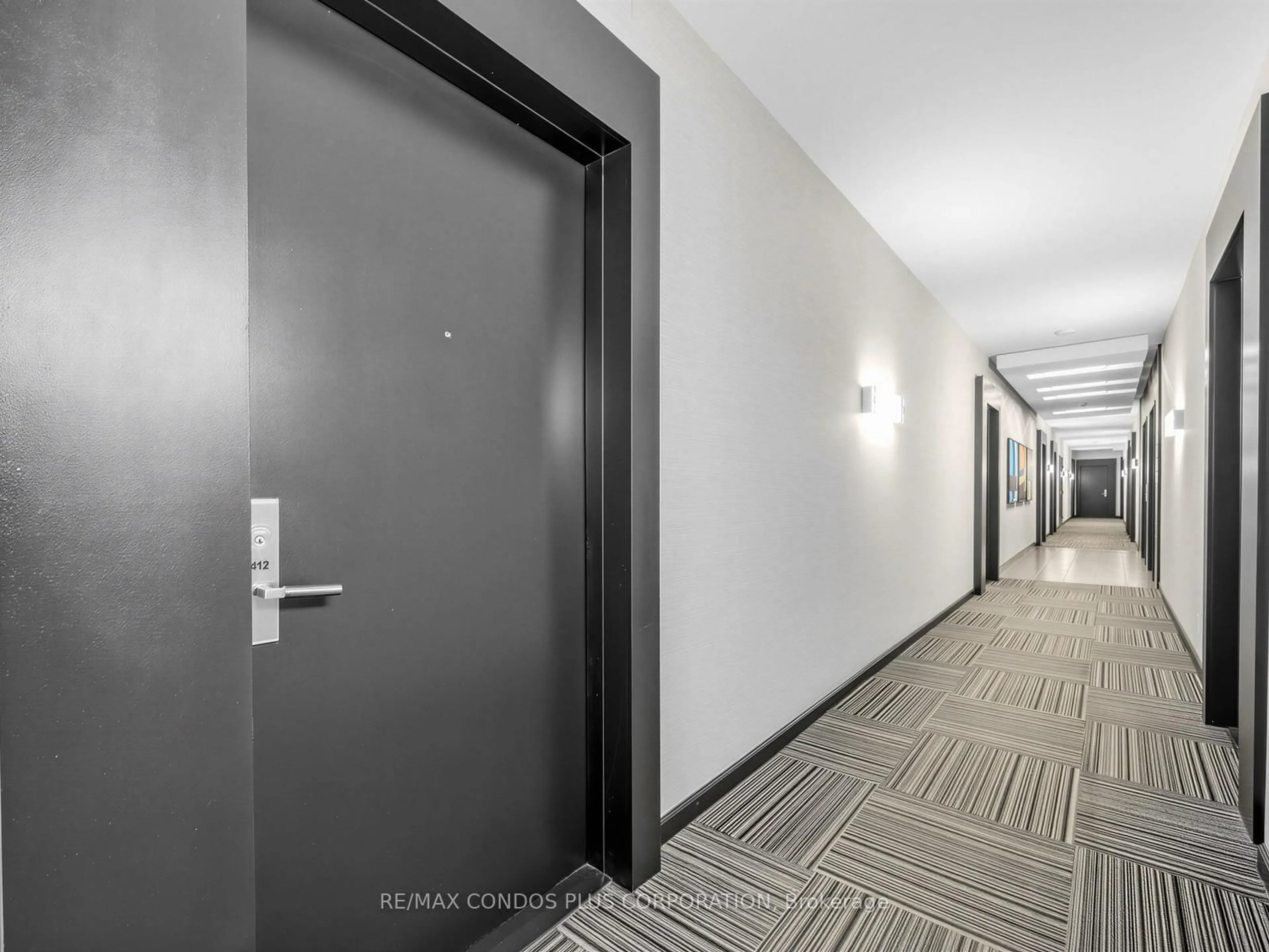 Indoor foyer for 478 King St #412, Toronto Ontario M5V 1K4