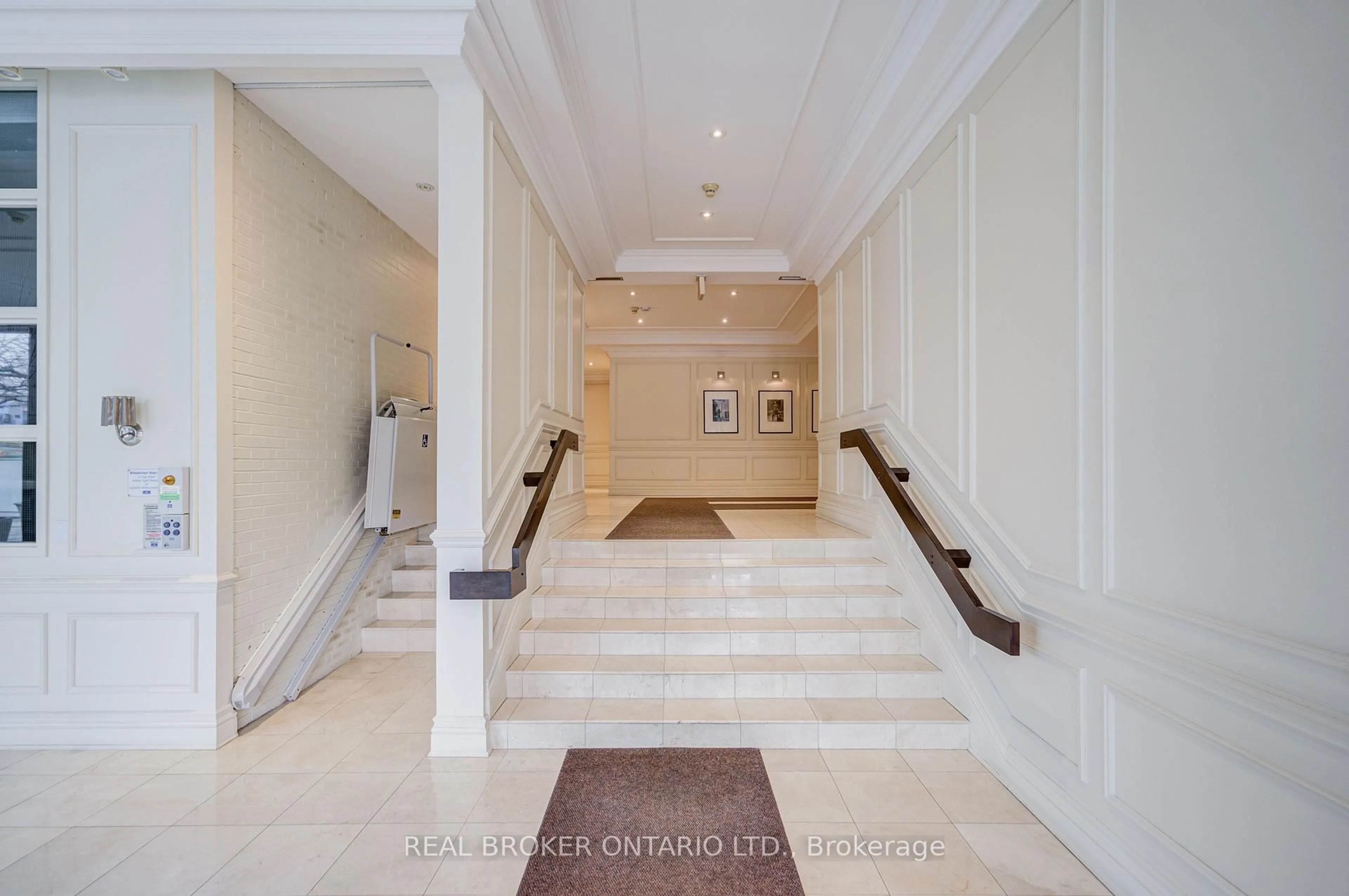 Indoor foyer for 562 Eglinton Ave #406, Toronto Ontario M4P 1P1