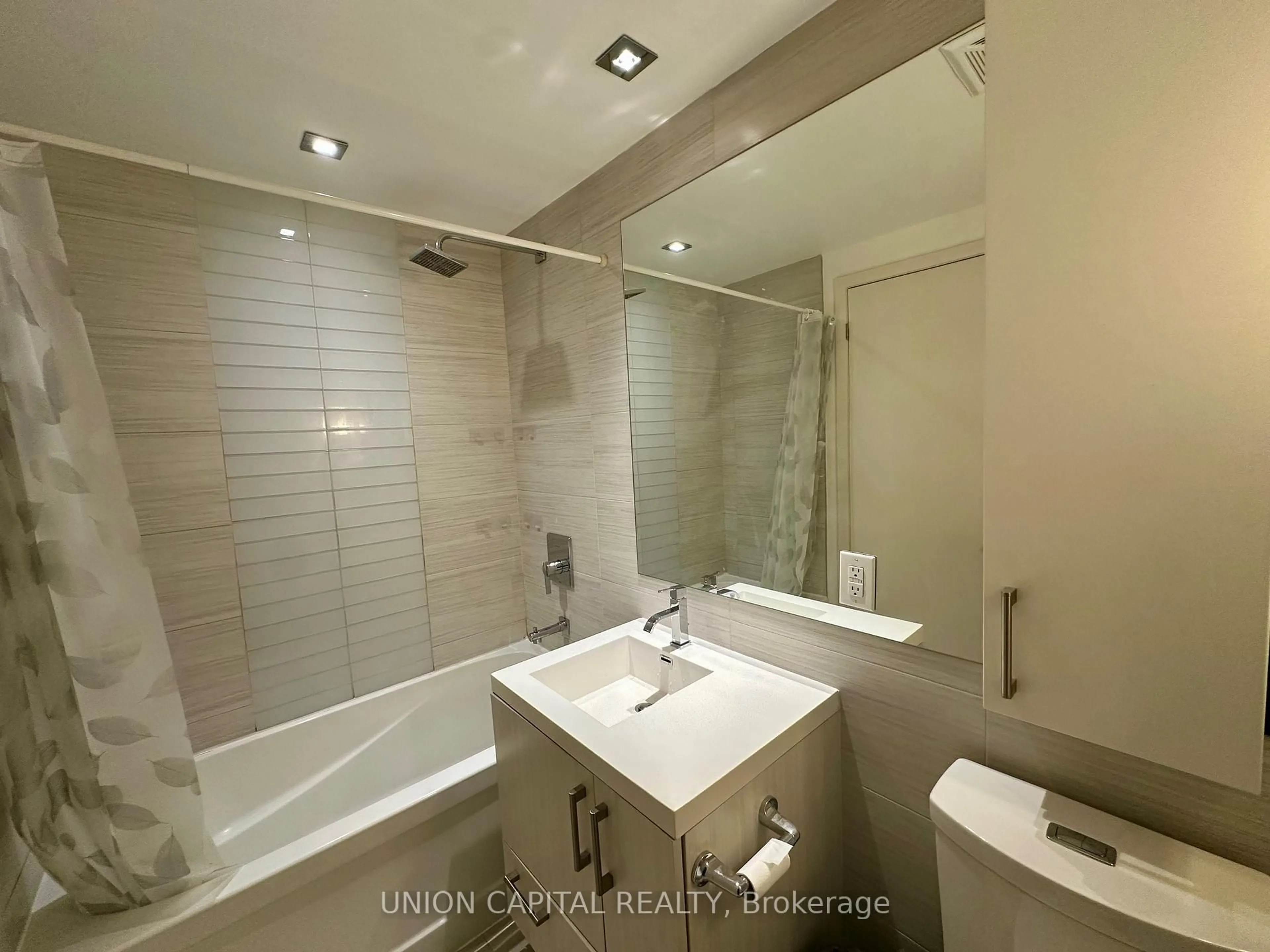 Standard bathroom, ceramic/tile floor for 39 Sherbourne St #501, Toronto Ontario M5A 0L8