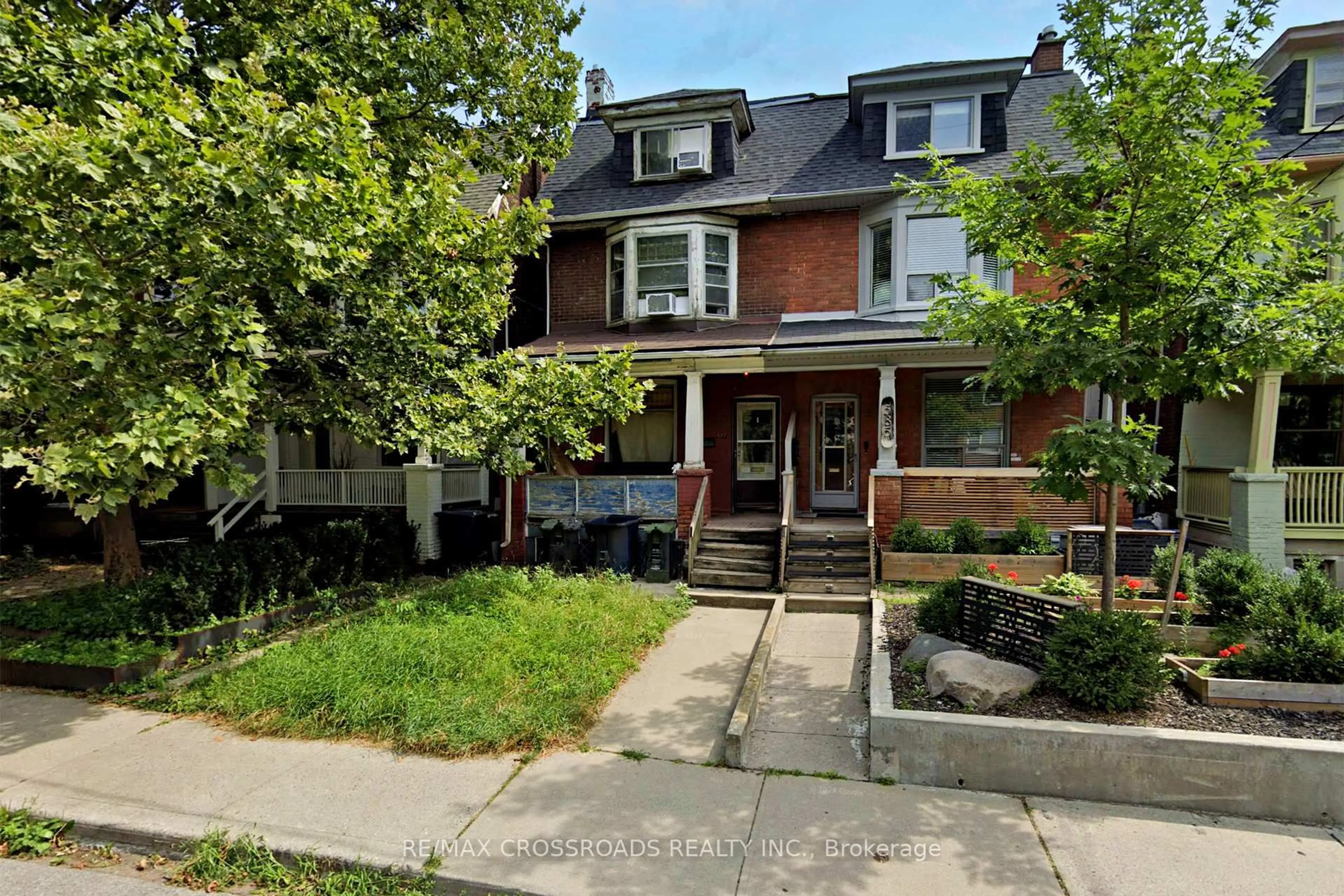 Home with brick exterior material, street for 587 Palmerston Ave, Toronto Ontario M6G 2R2