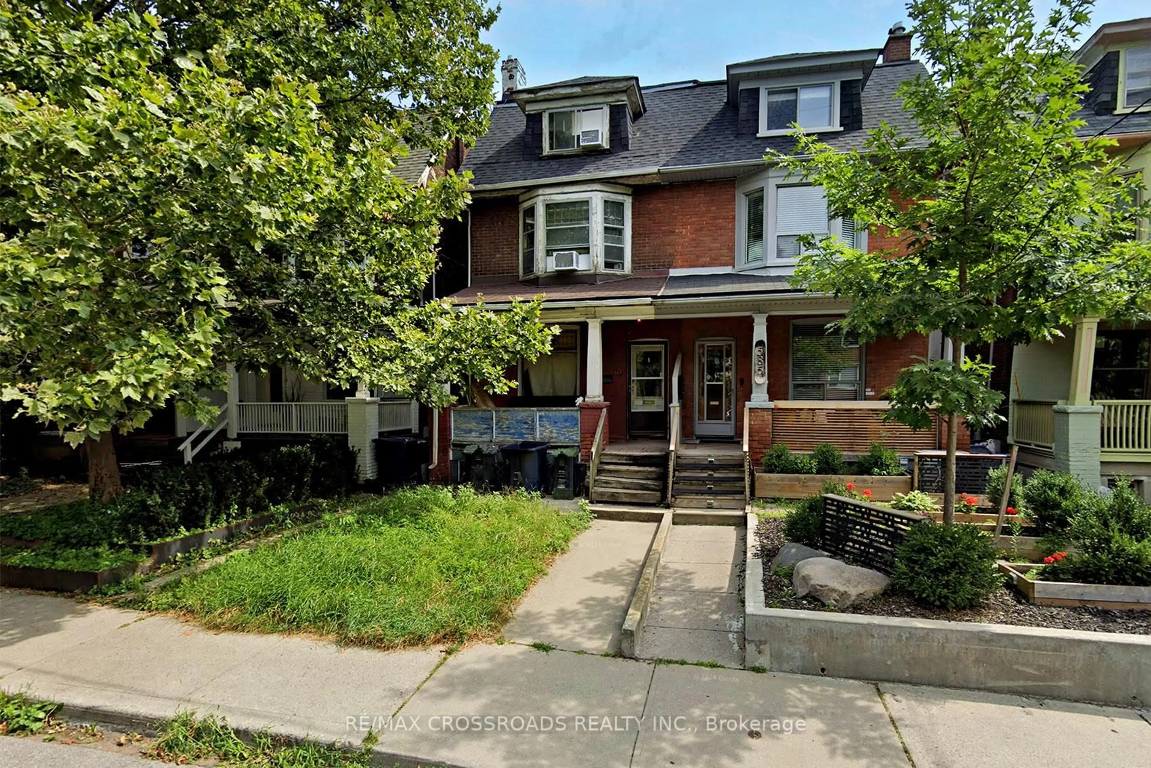 Home with brick exterior material, street for 587 Palmerston Ave, Toronto Ontario M6G 2R2