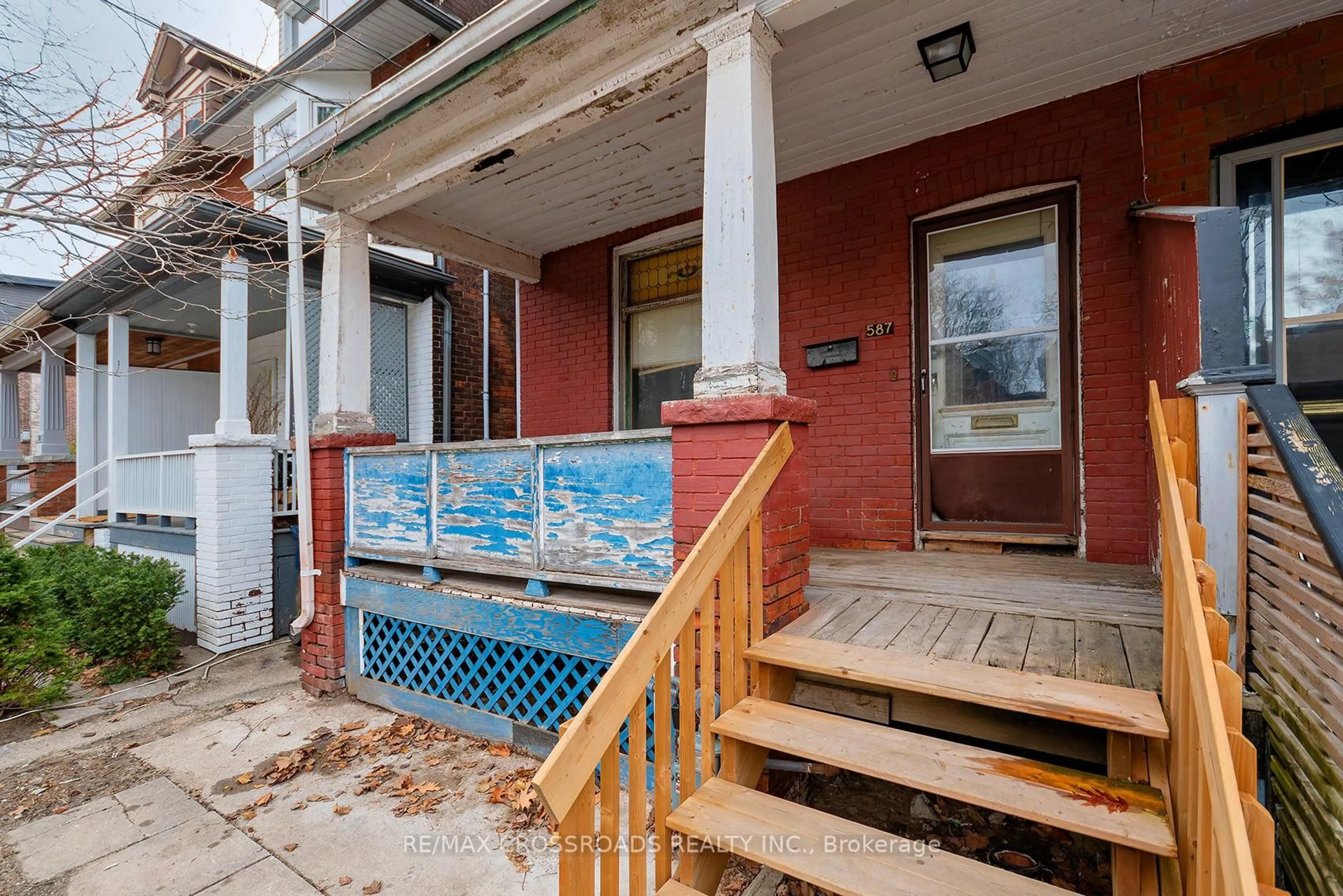 Patio, street for 587 Palmerston Ave, Toronto Ontario M6G 2R2