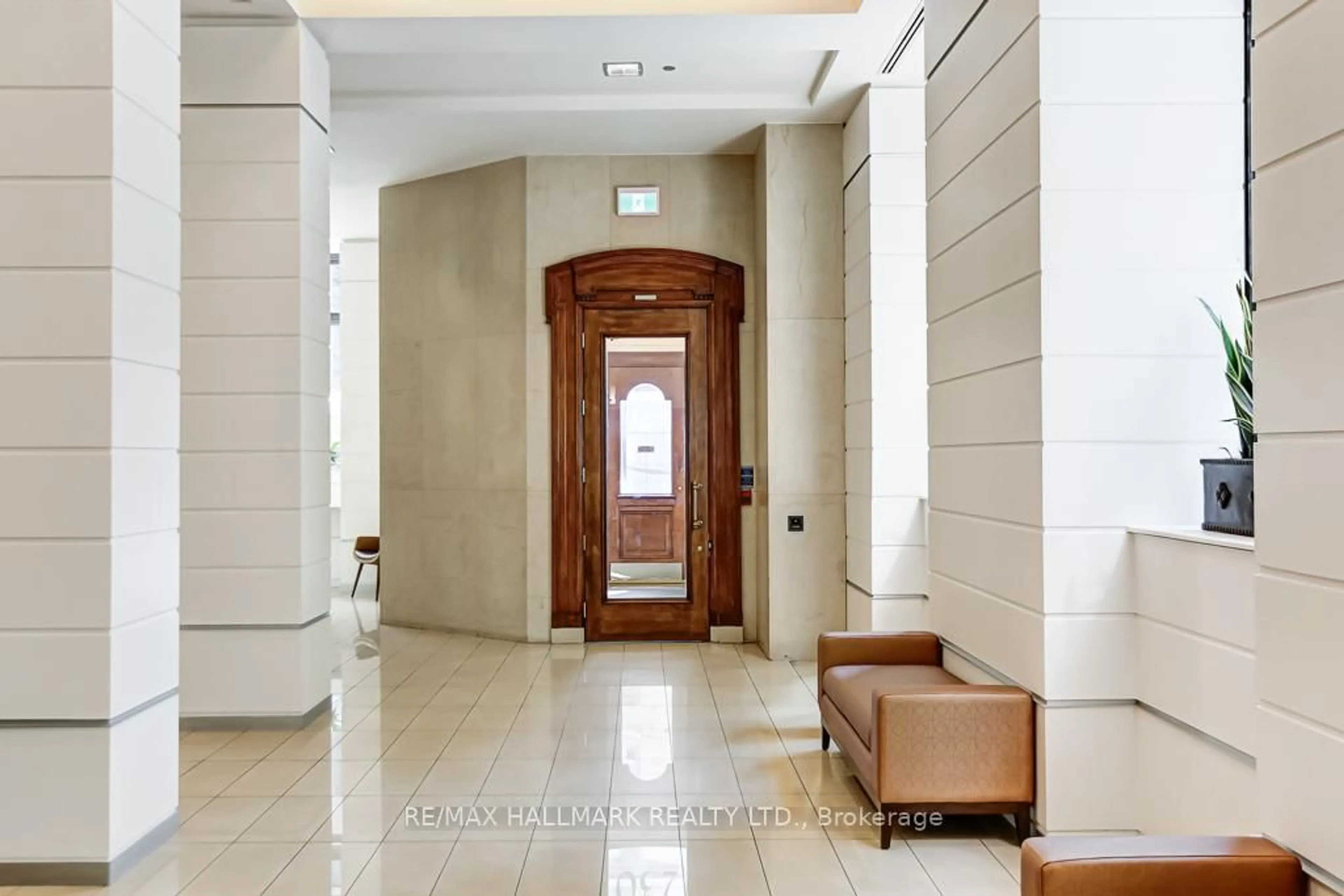 Indoor foyer for 230 King St #911, Toronto Ontario M5A 1K5