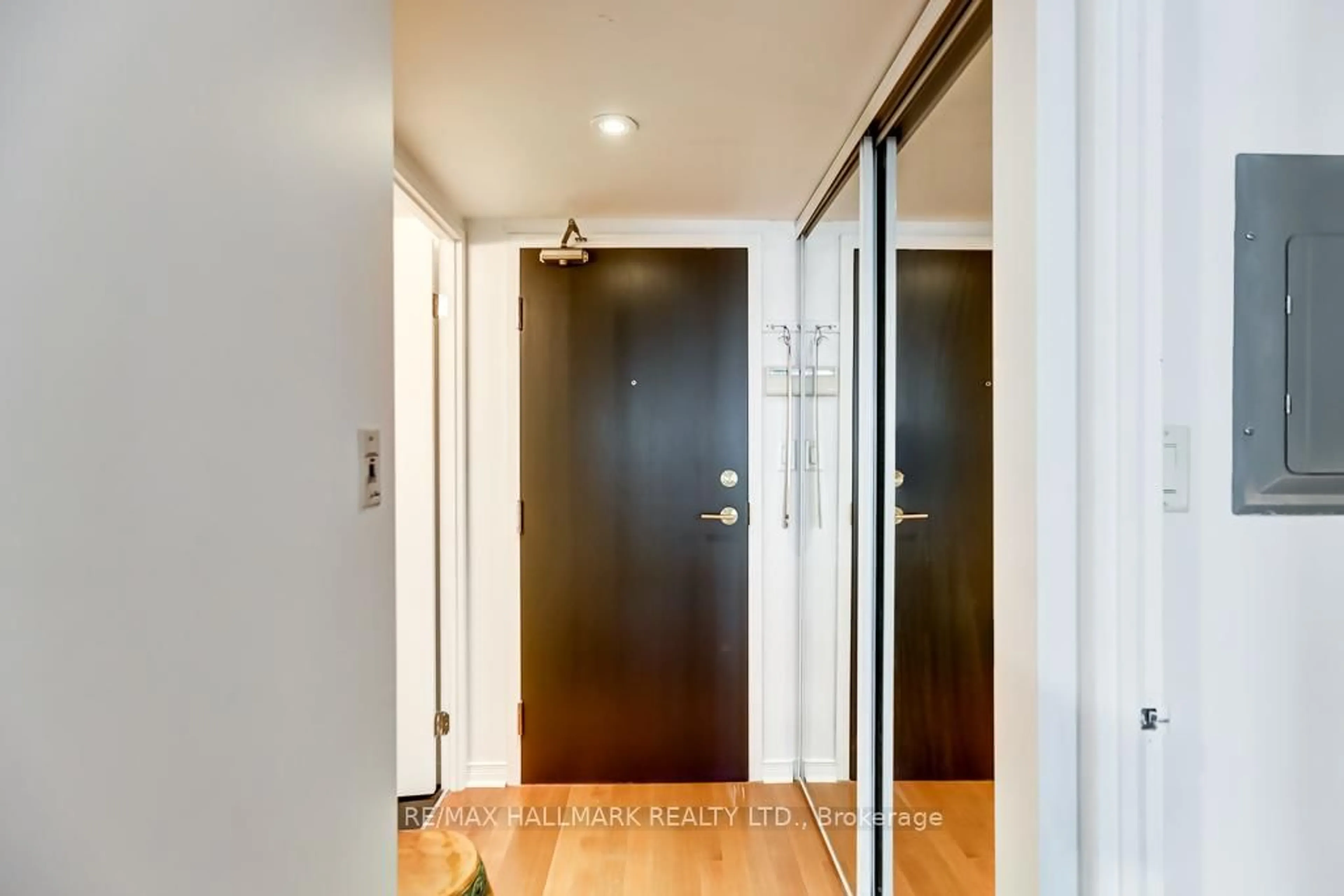 Indoor entryway for 230 King St #911, Toronto Ontario M5A 1K5