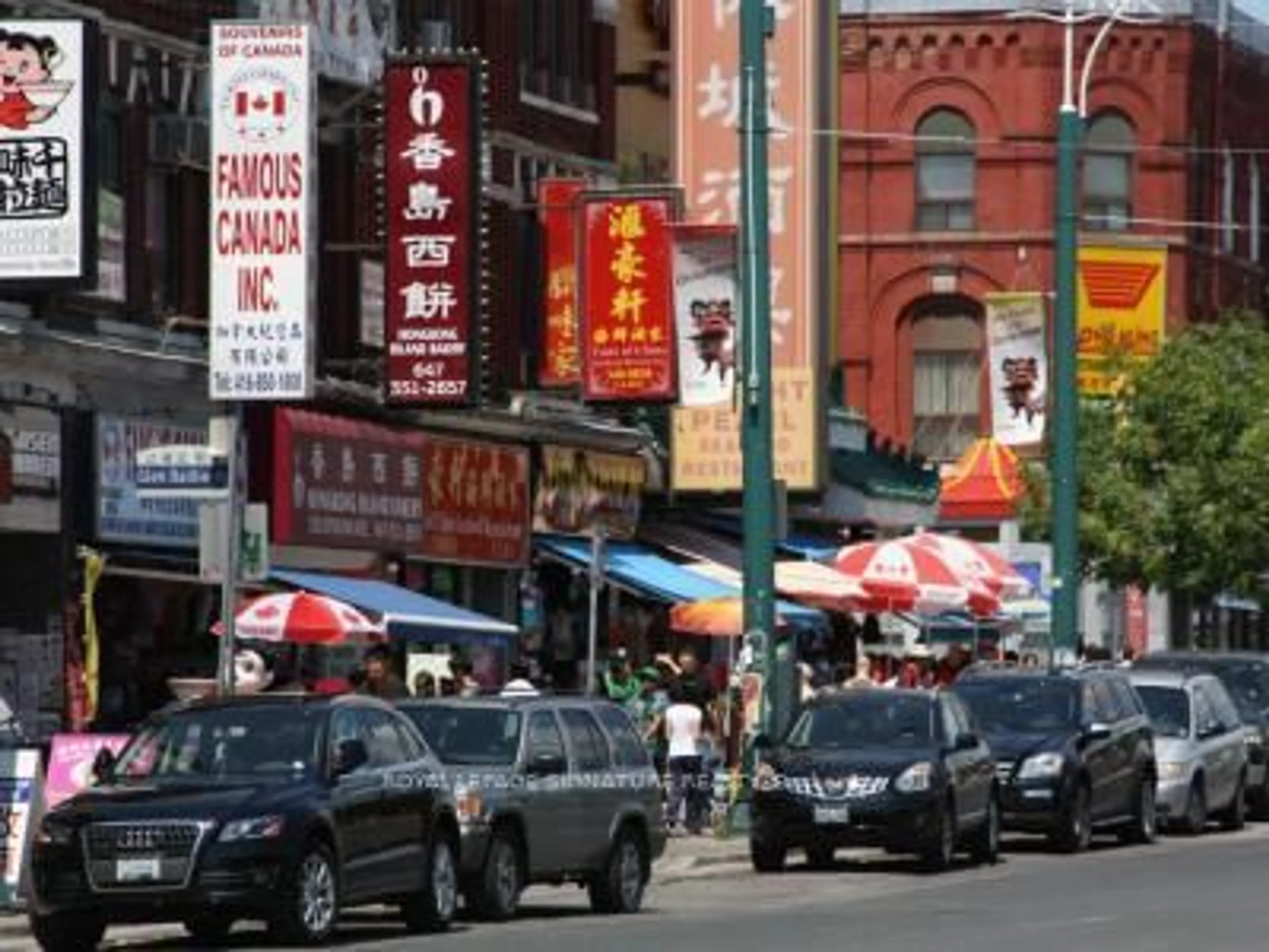 Blurry image for 2 Glen Baillie Pl, Toronto Ontario M5T 1J5