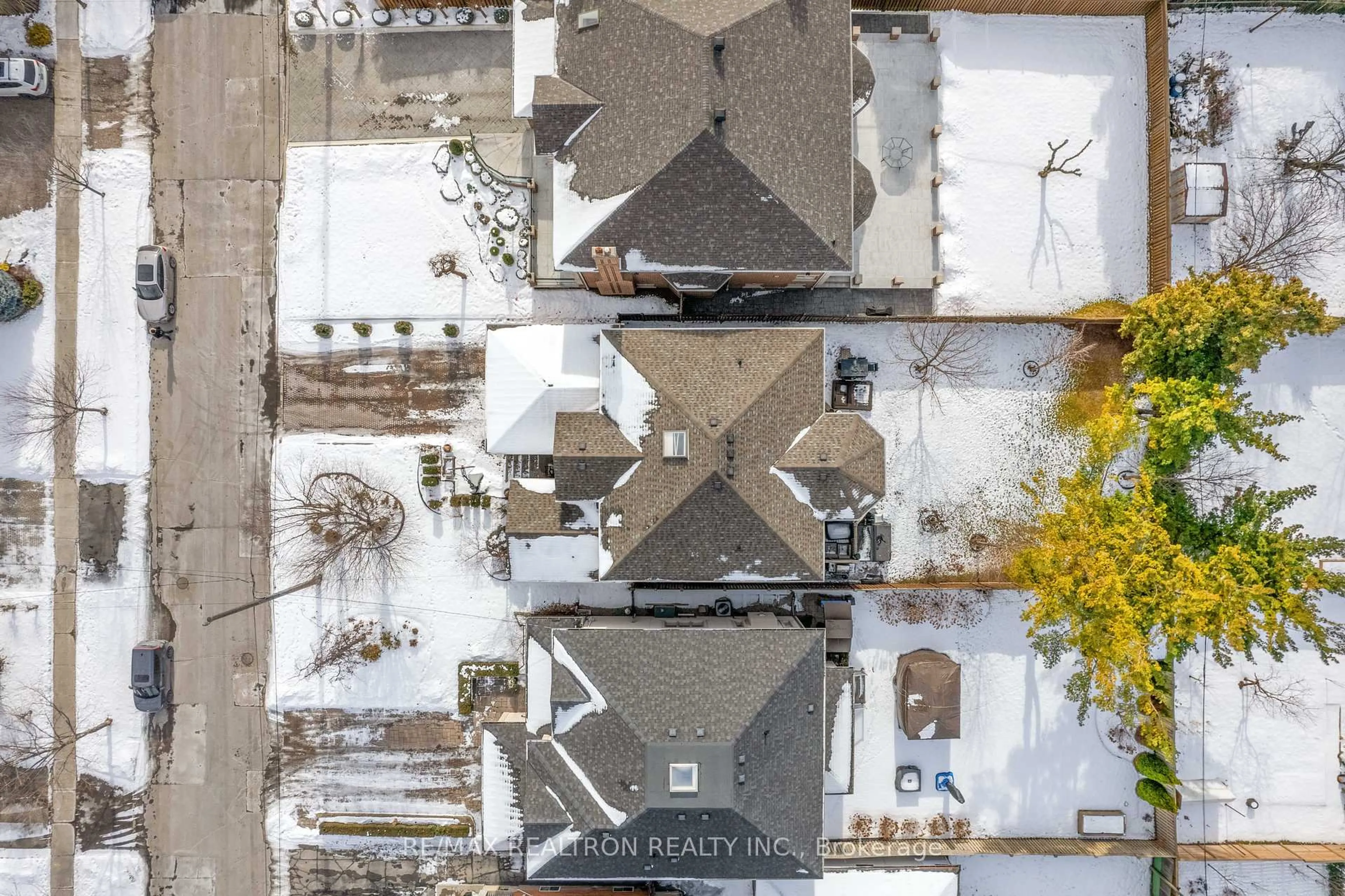 A pic from outside/outdoor area/front of a property/back of a property/a pic from drone, street for 10 Gorman Park Rd, Toronto Ontario M3H 3K4