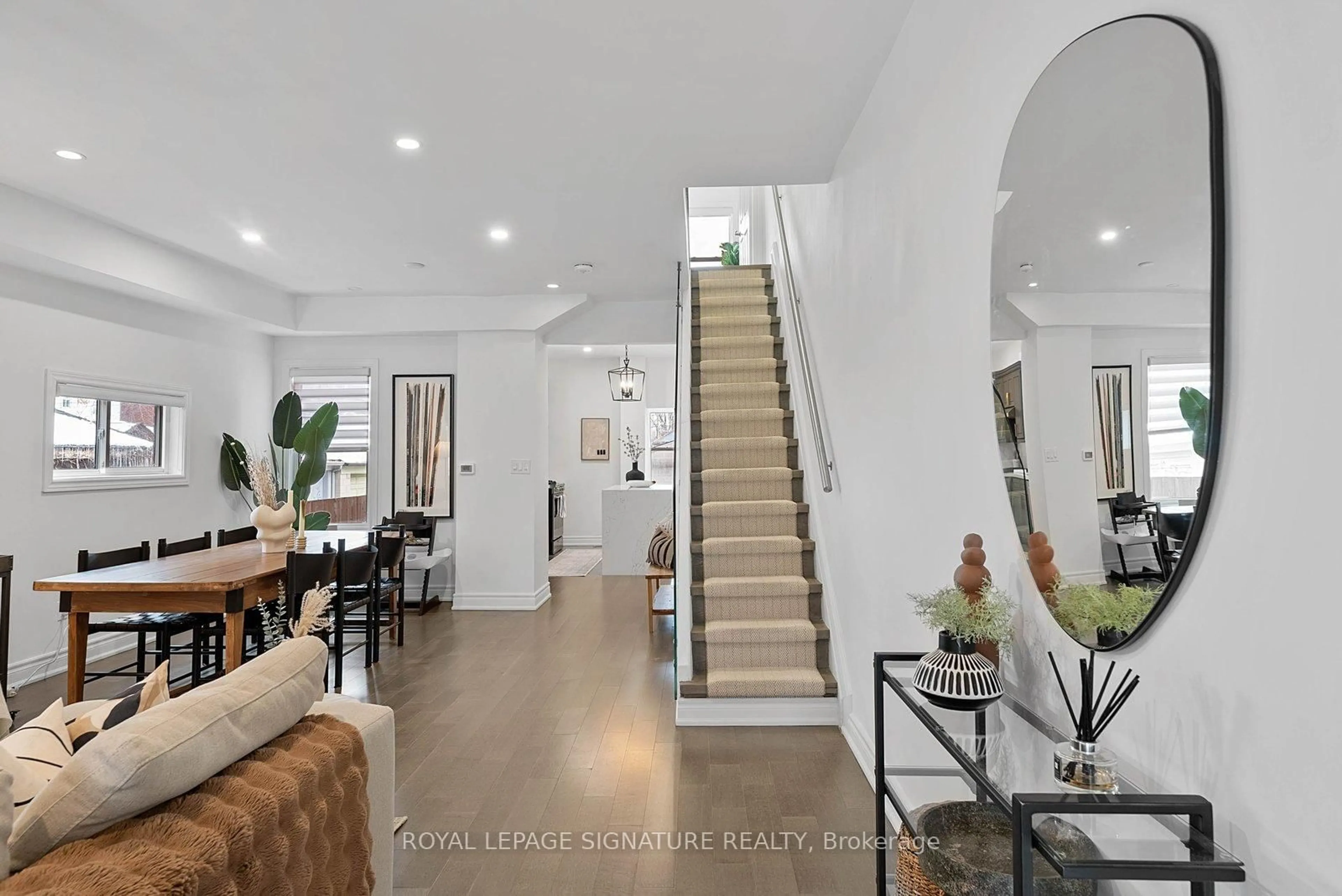 Indoor entryway for 15 Yarmouth Rd, Toronto Ontario M6G 1W7