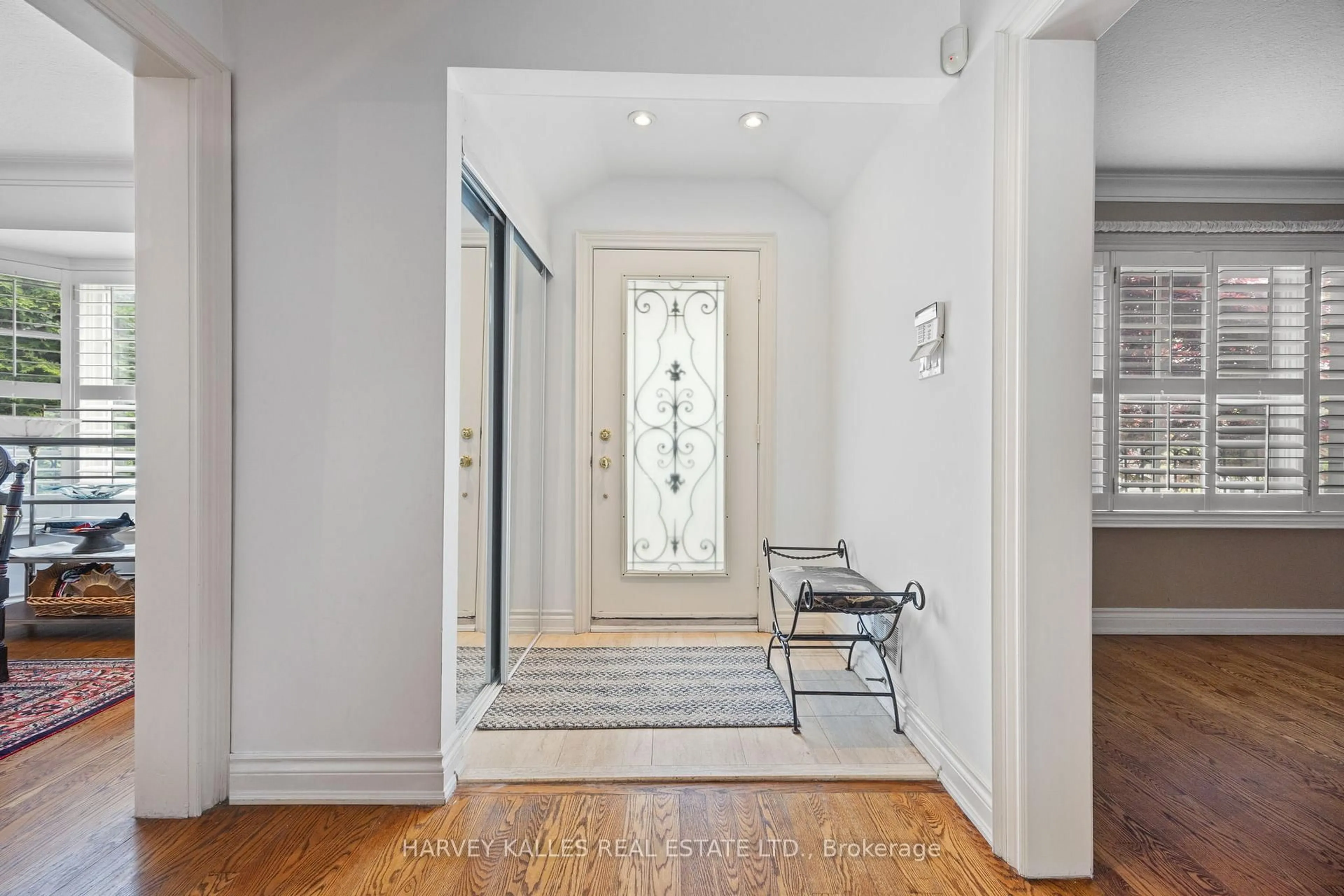 Indoor entryway for 26 Forest Ridge Dr, Toronto Ontario M6B 1H3