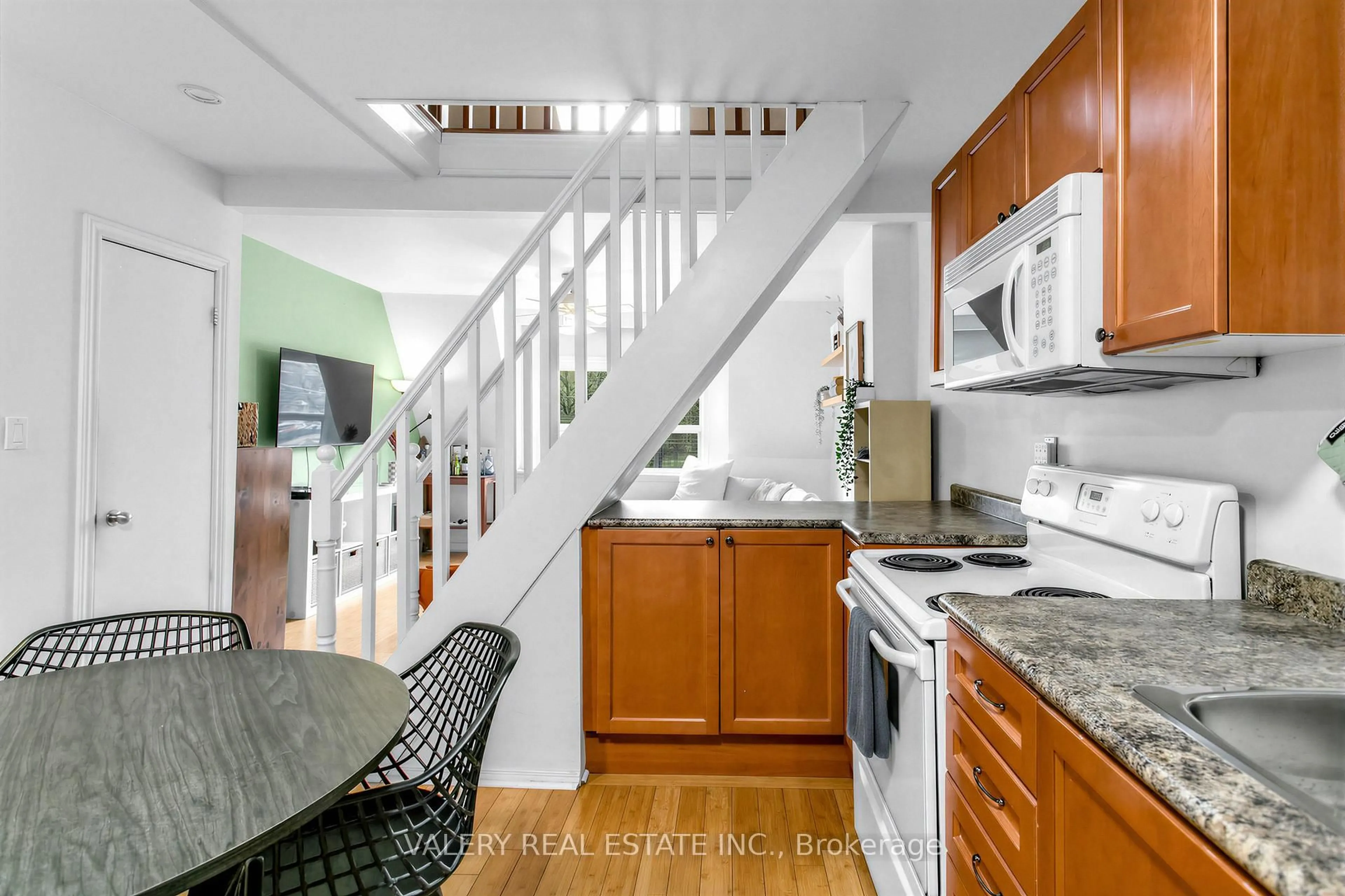 Standard kitchen, unknown for 1060 Dundas St, Toronto Ontario M6J 1W8