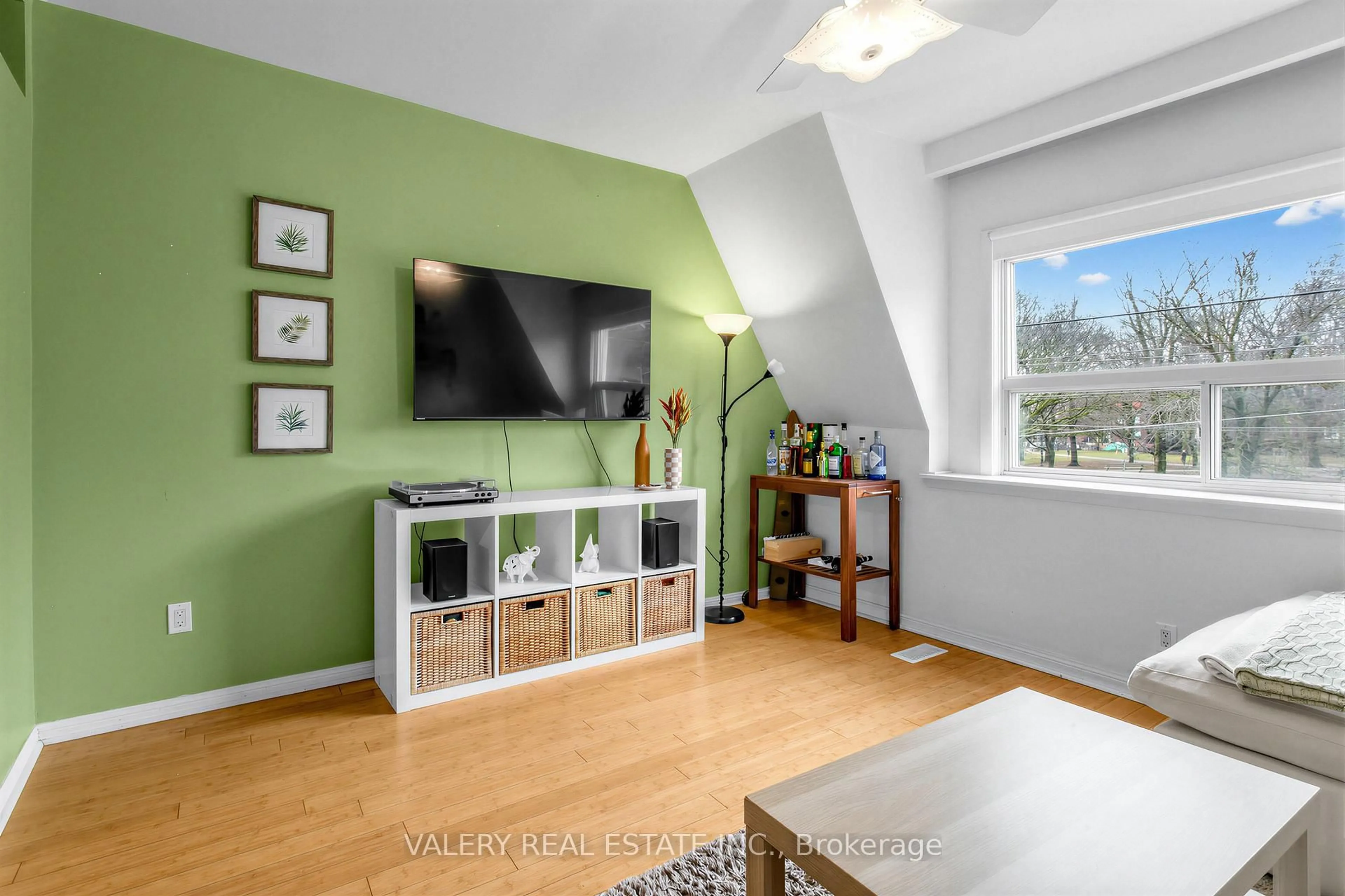 Unknown for 1060 Dundas St, Toronto Ontario M6J 1W8