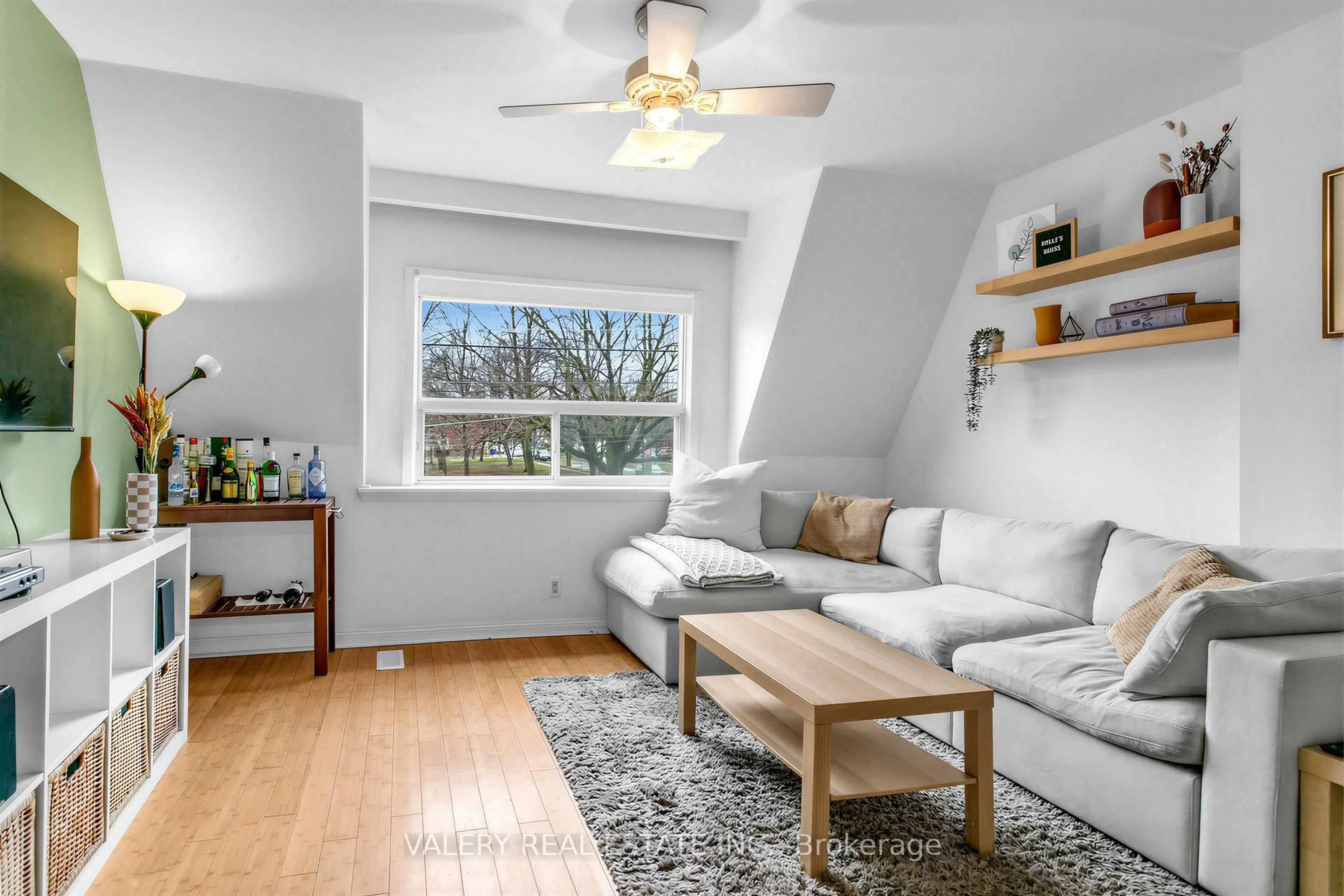 Living room with furniture, wood/laminate floor for 1060 Dundas St, Toronto Ontario M6J 1W8