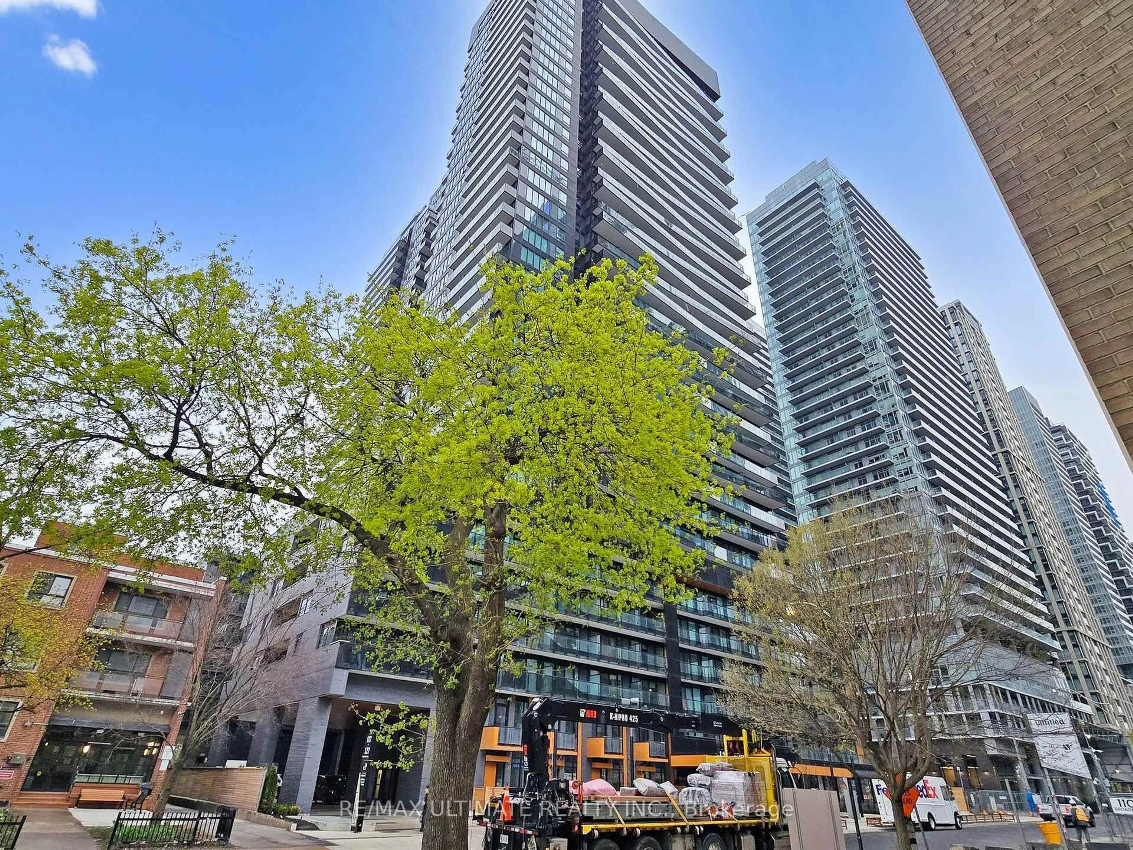 Patio, city buildings view from balcony for 117 Broadway Ave, Toronto Ontario M4P 1V3