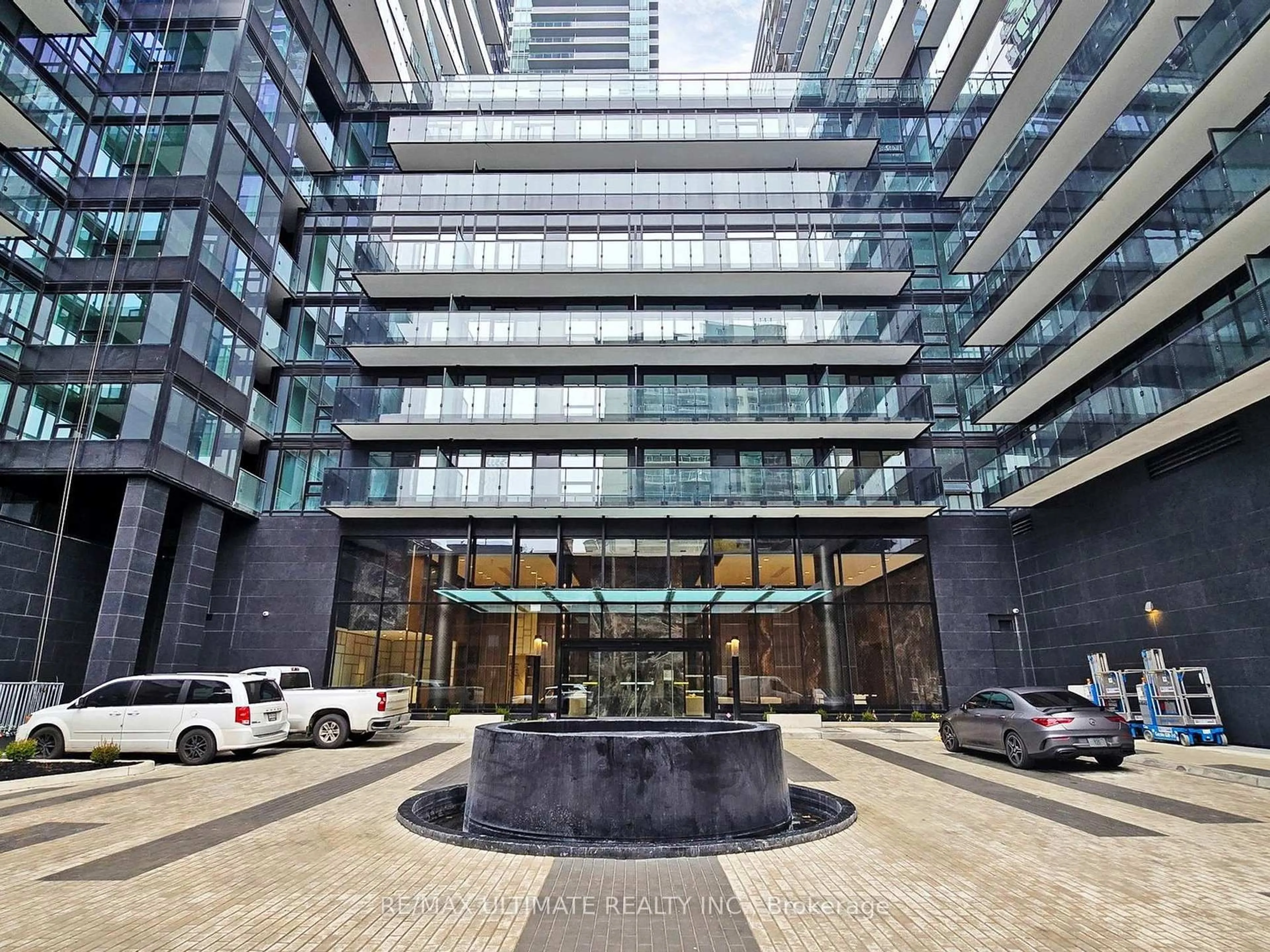 Indoor foyer for 117 Broadway Ave, Toronto Ontario M4P 1V3