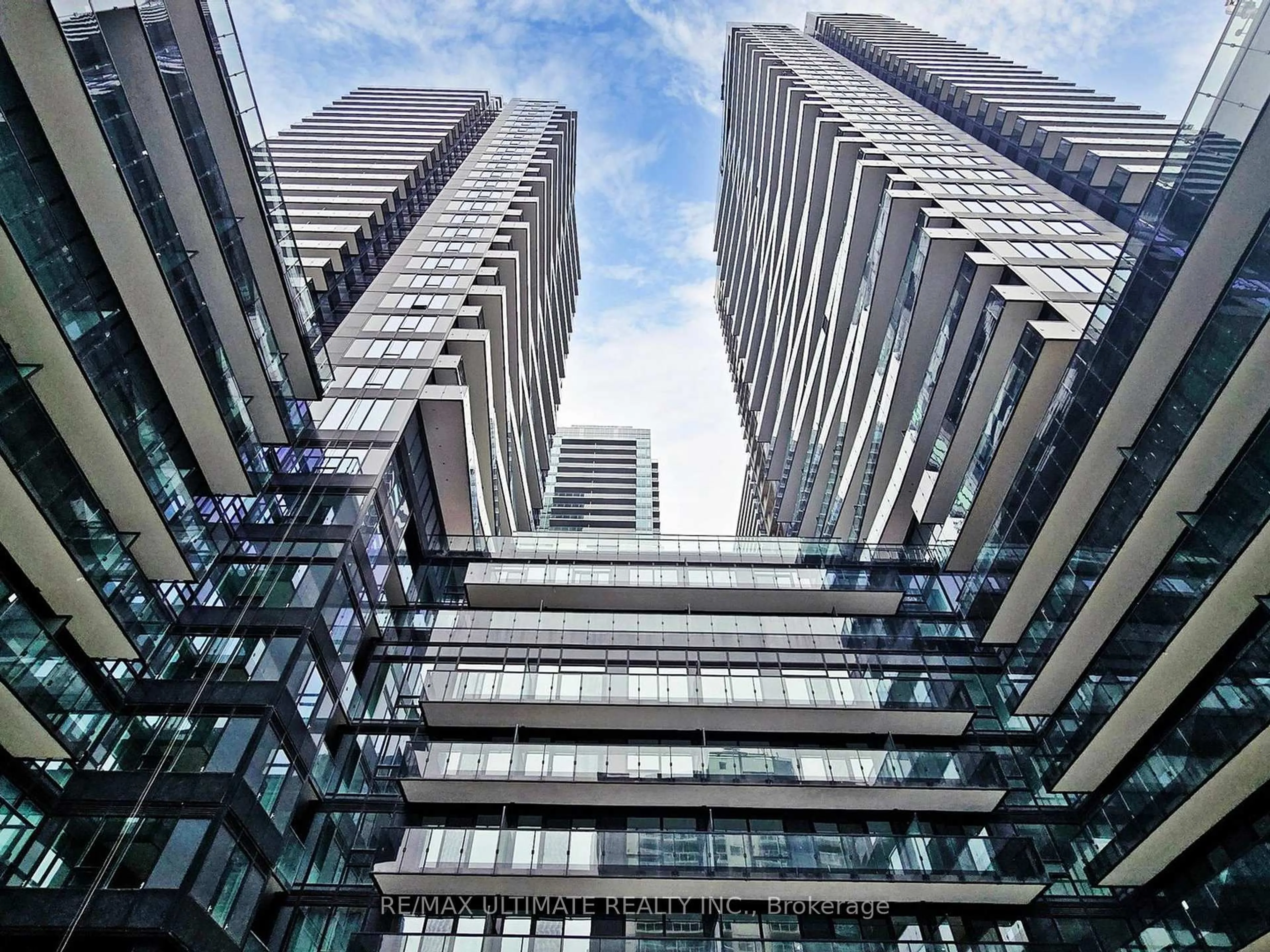 Indoor foyer for 117 Broadway Ave, Toronto Ontario M4P 1V3