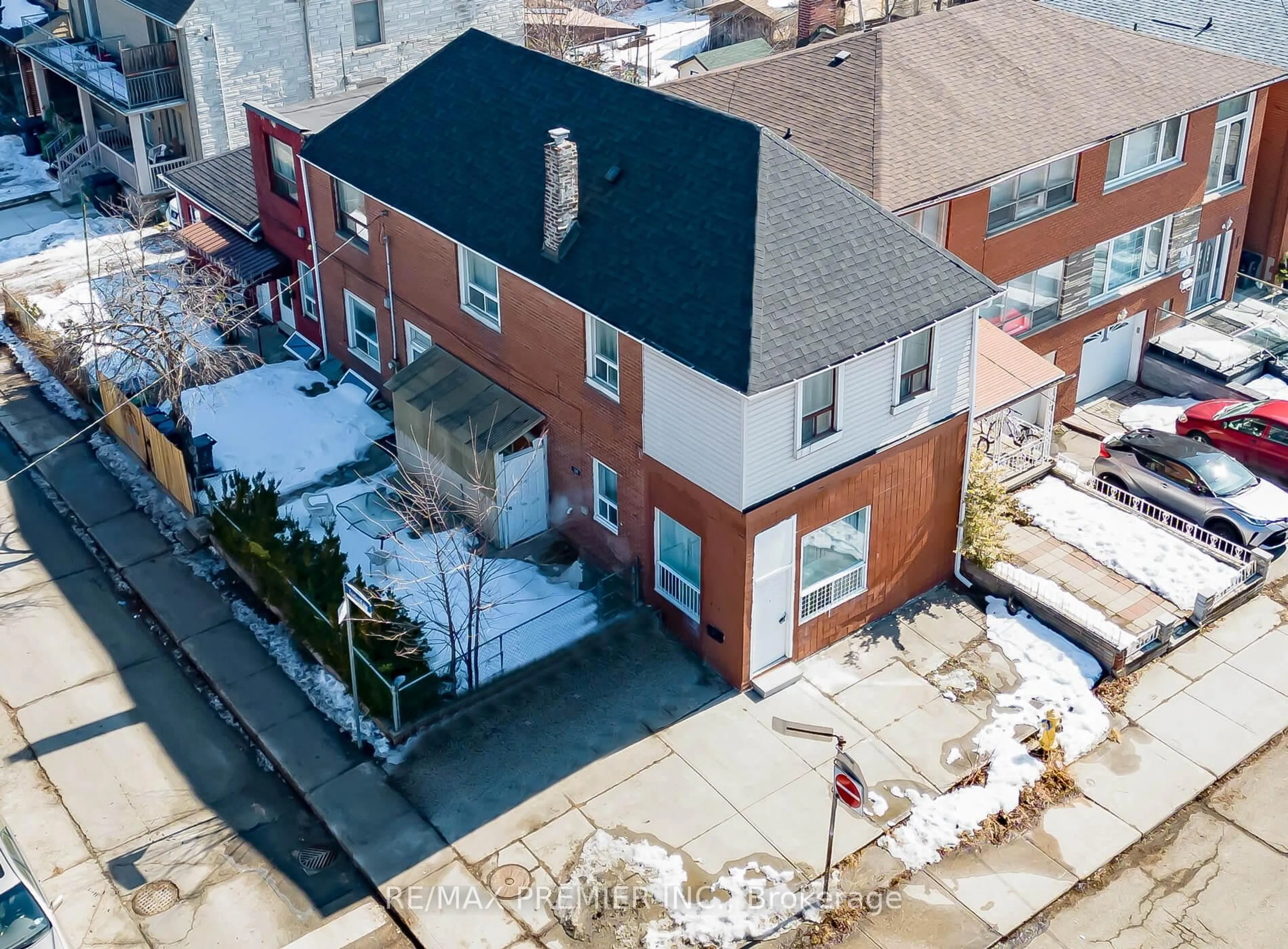 A pic from outside/outdoor area/front of a property/back of a property/a pic from drone, street for 229 Bellwoods Ave, Toronto Ontario M6J 2R2