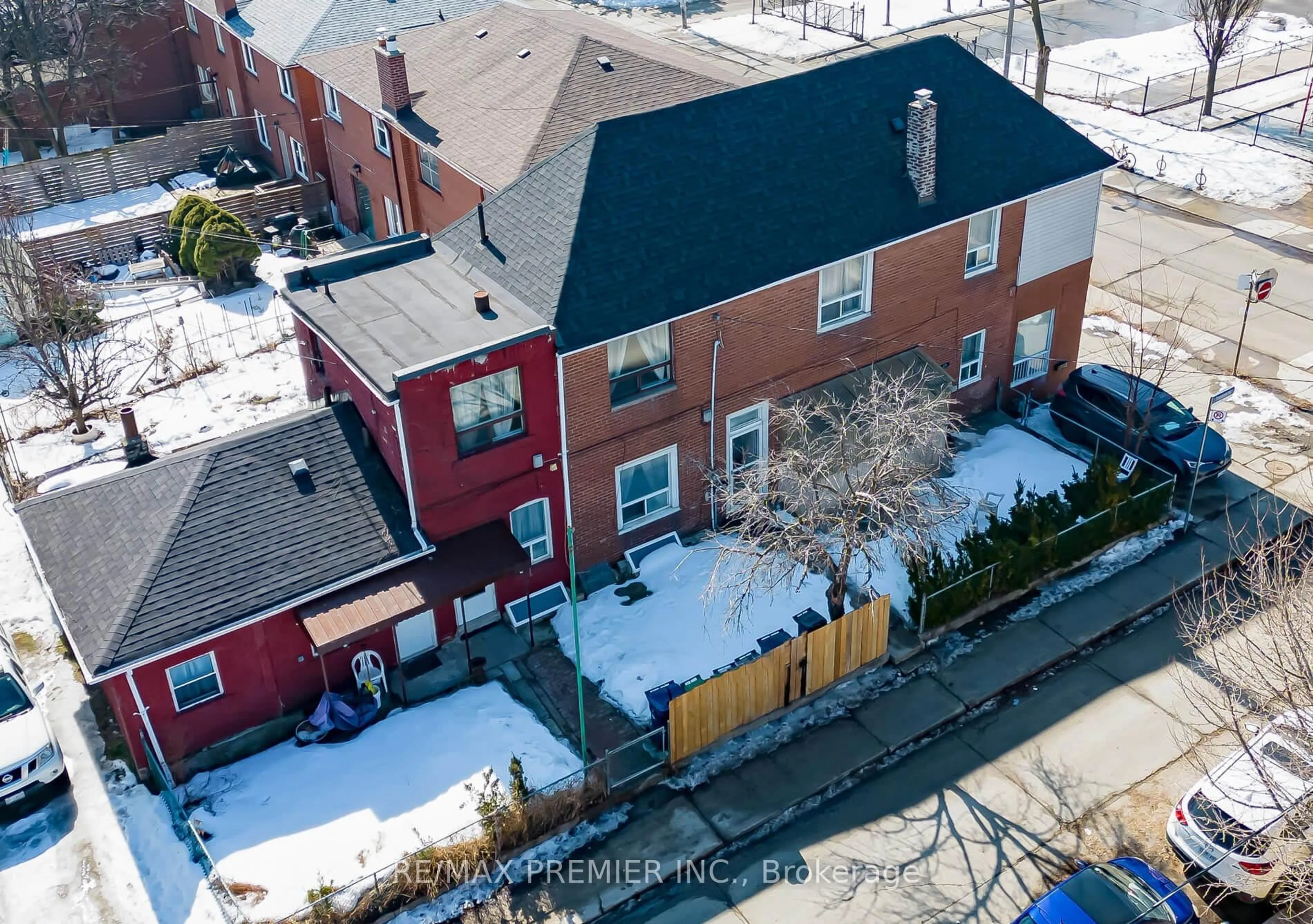 A pic from outside/outdoor area/front of a property/back of a property/a pic from drone, street for 229 Bellwoods Ave, Toronto Ontario M6J 2R2