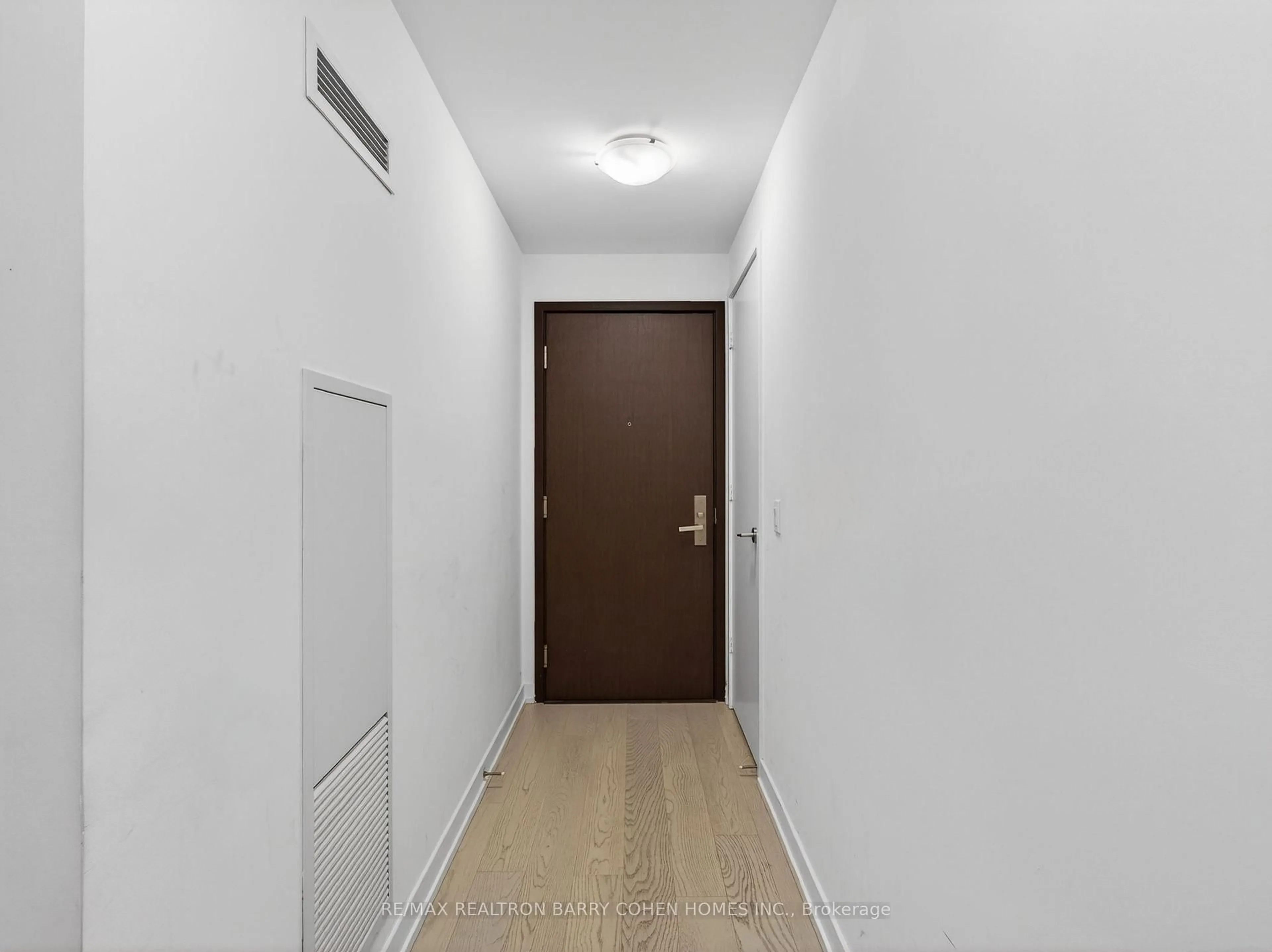 Indoor entryway for 1 Yorkville Ave #905, Toronto Ontario M4W 1L1