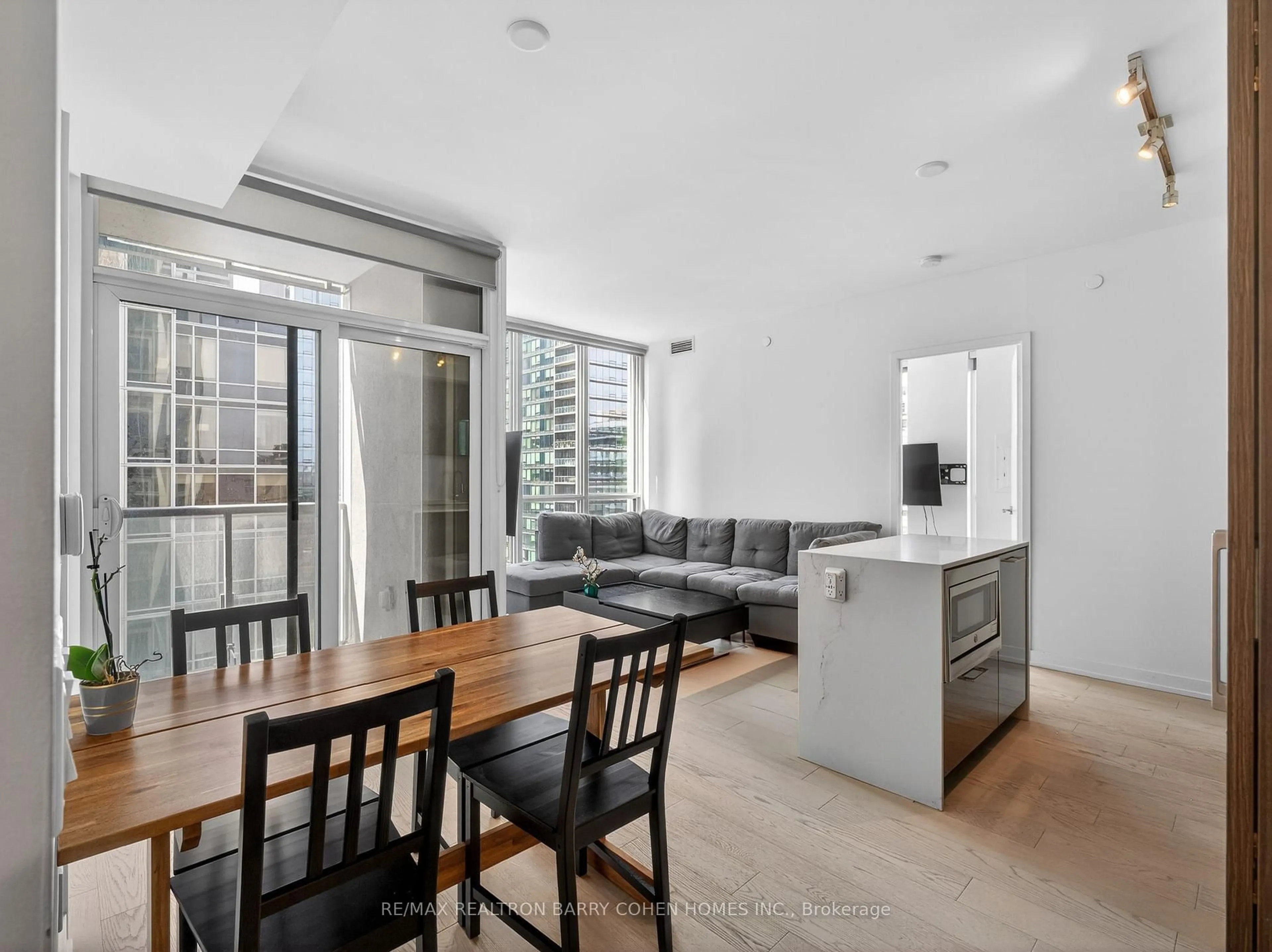 Open concept kitchen, unknown for 1 Yorkville Ave #905, Toronto Ontario M4W 1L1