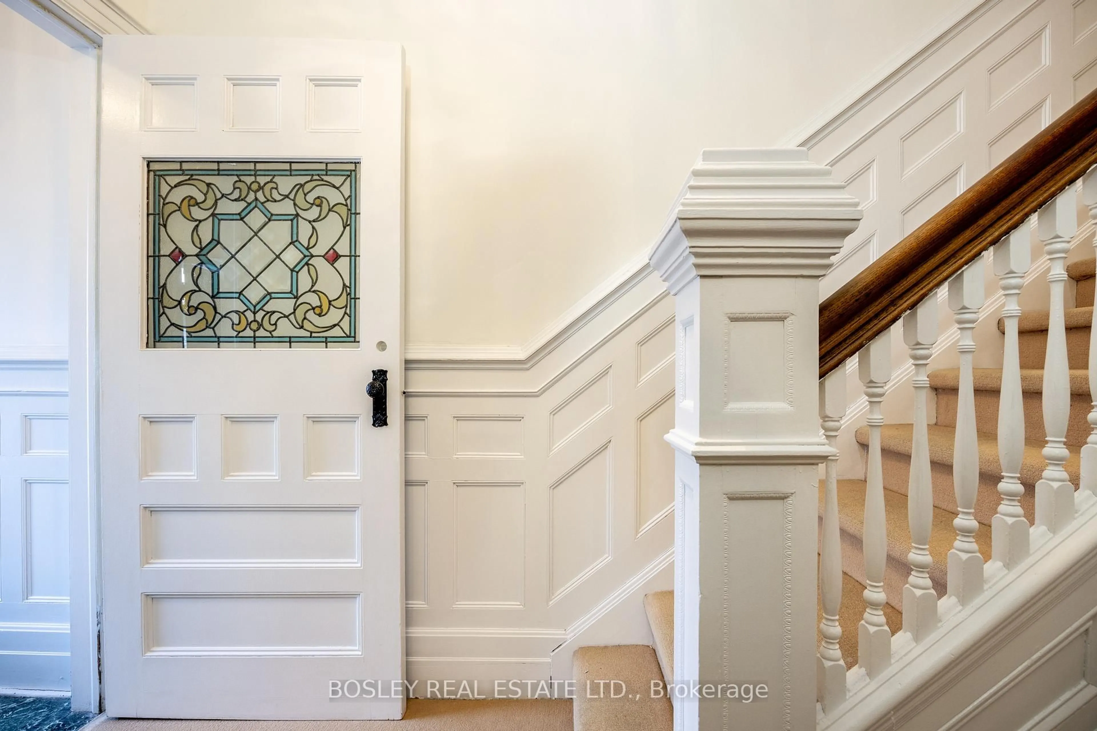 Indoor entryway for 135 Madison Ave, Toronto Ontario M5R 2S3