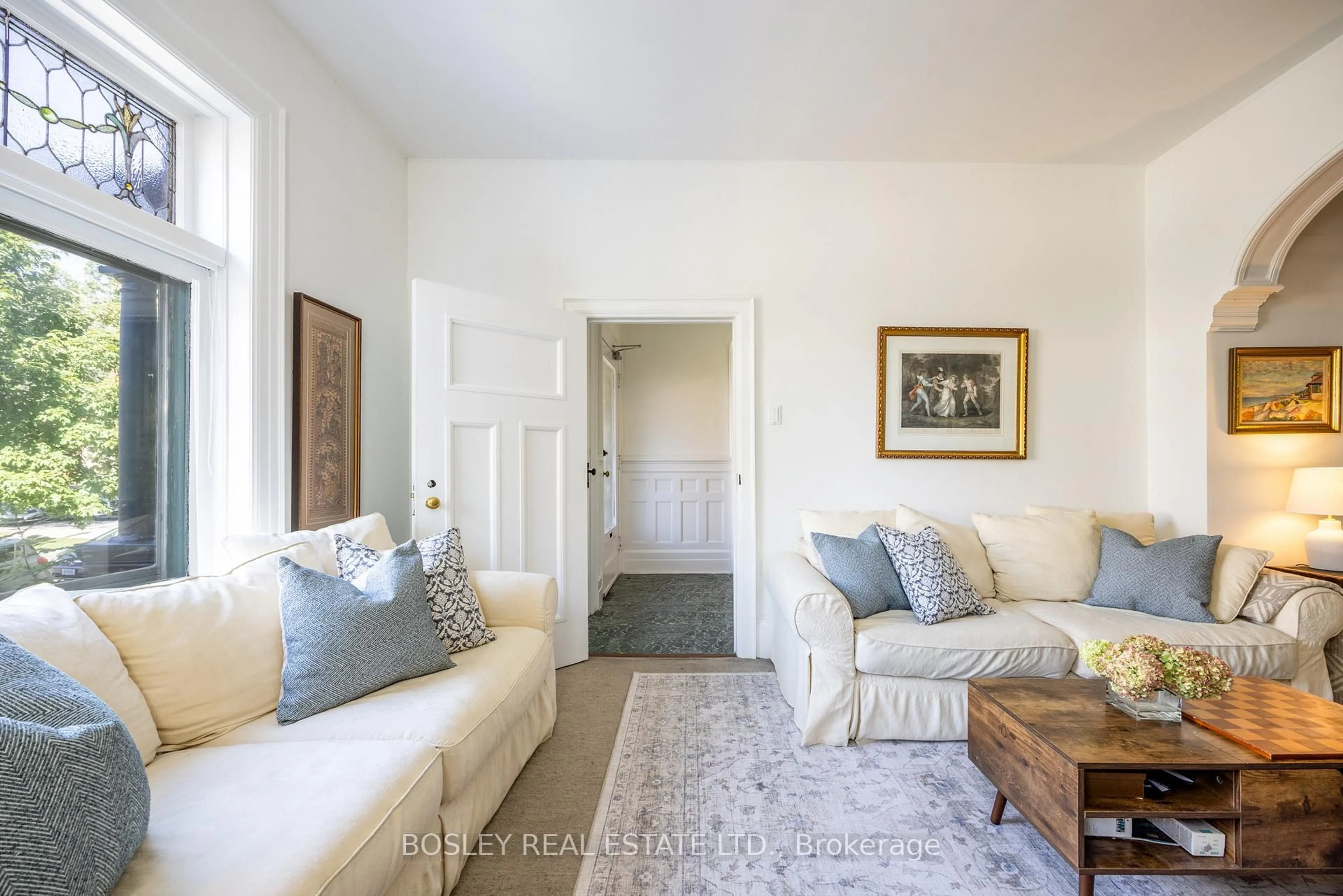 Living room with furniture, unknown for 135 Madison Ave, Toronto Ontario M5R 2S3