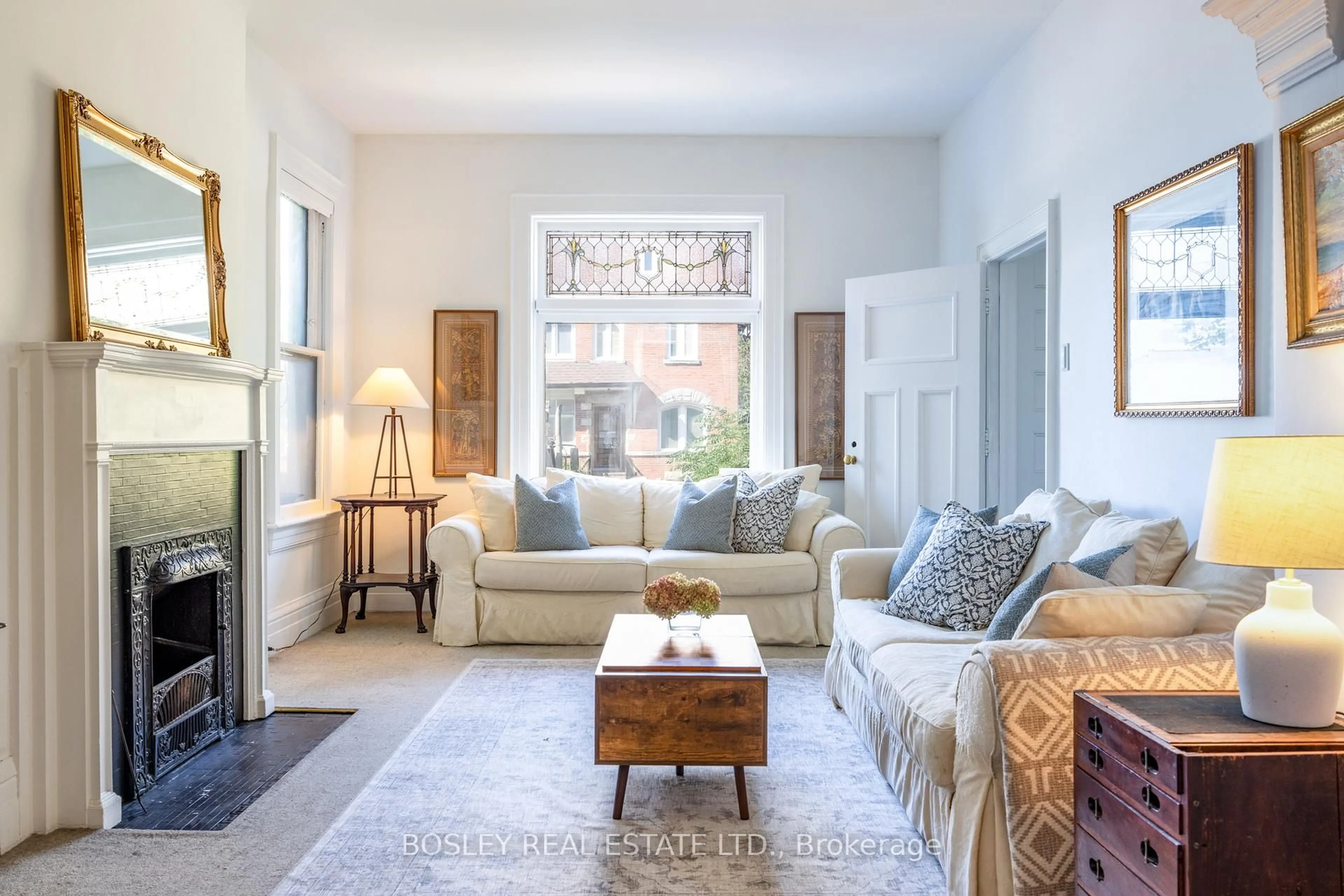 Living room with furniture, unknown for 135 Madison Ave, Toronto Ontario M5R 2S3