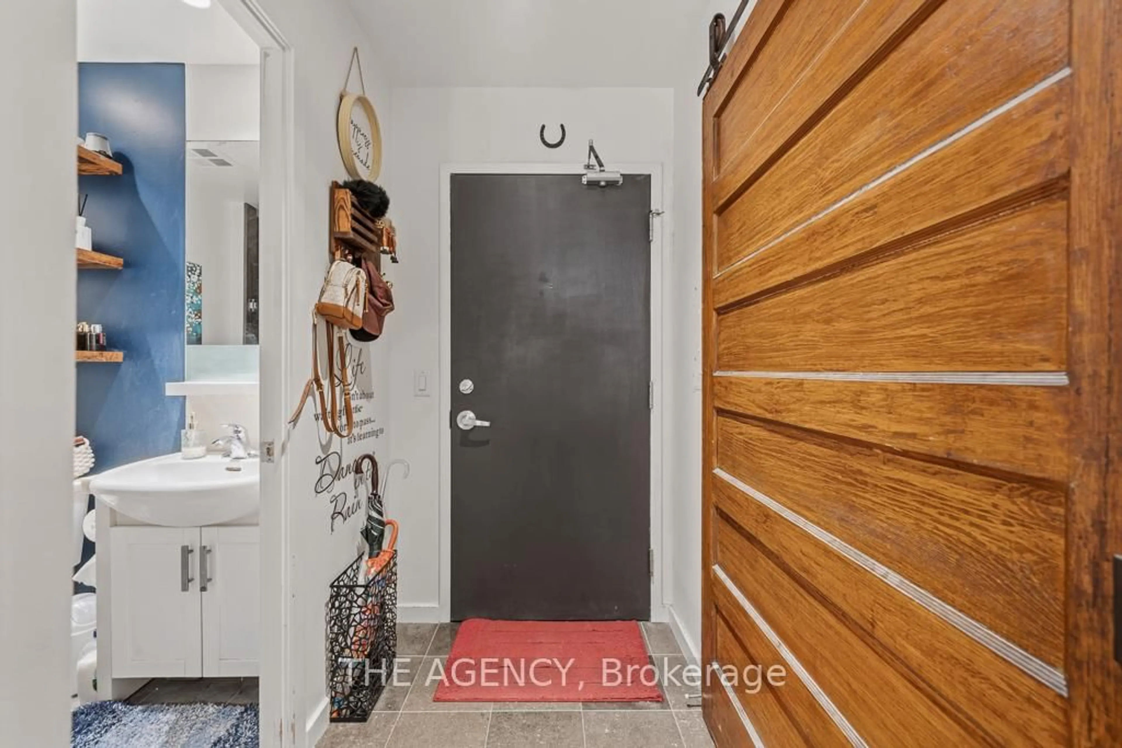 Indoor entryway for 218 Queens Quay Blvd #2103, Toronto Ontario M5J 2Y6