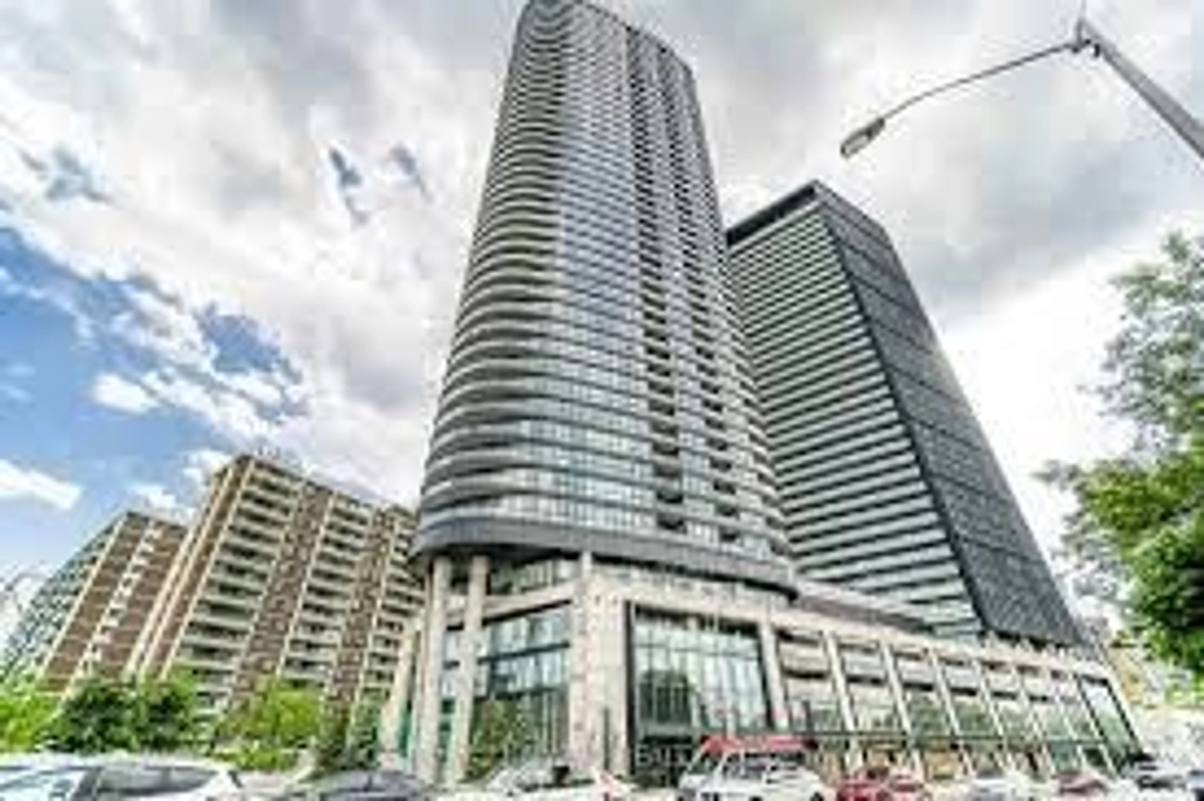 Indoor foyer for 585 Bloor St #1422, Toronto Ontario M4W 0B3