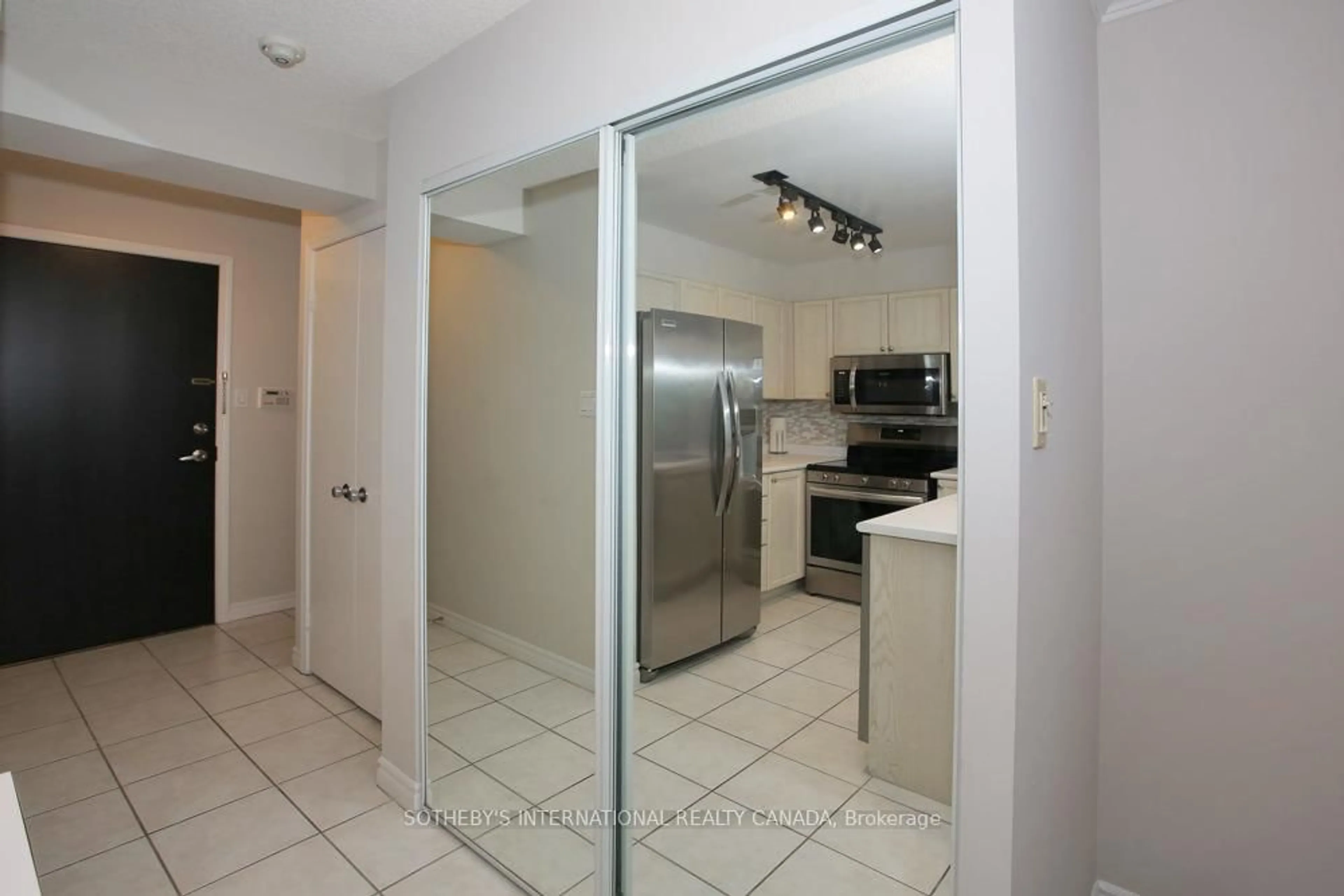 Standard kitchen, ceramic/tile floor for 600 Queens Quay #505, Toronto Ontario M5V 3M3