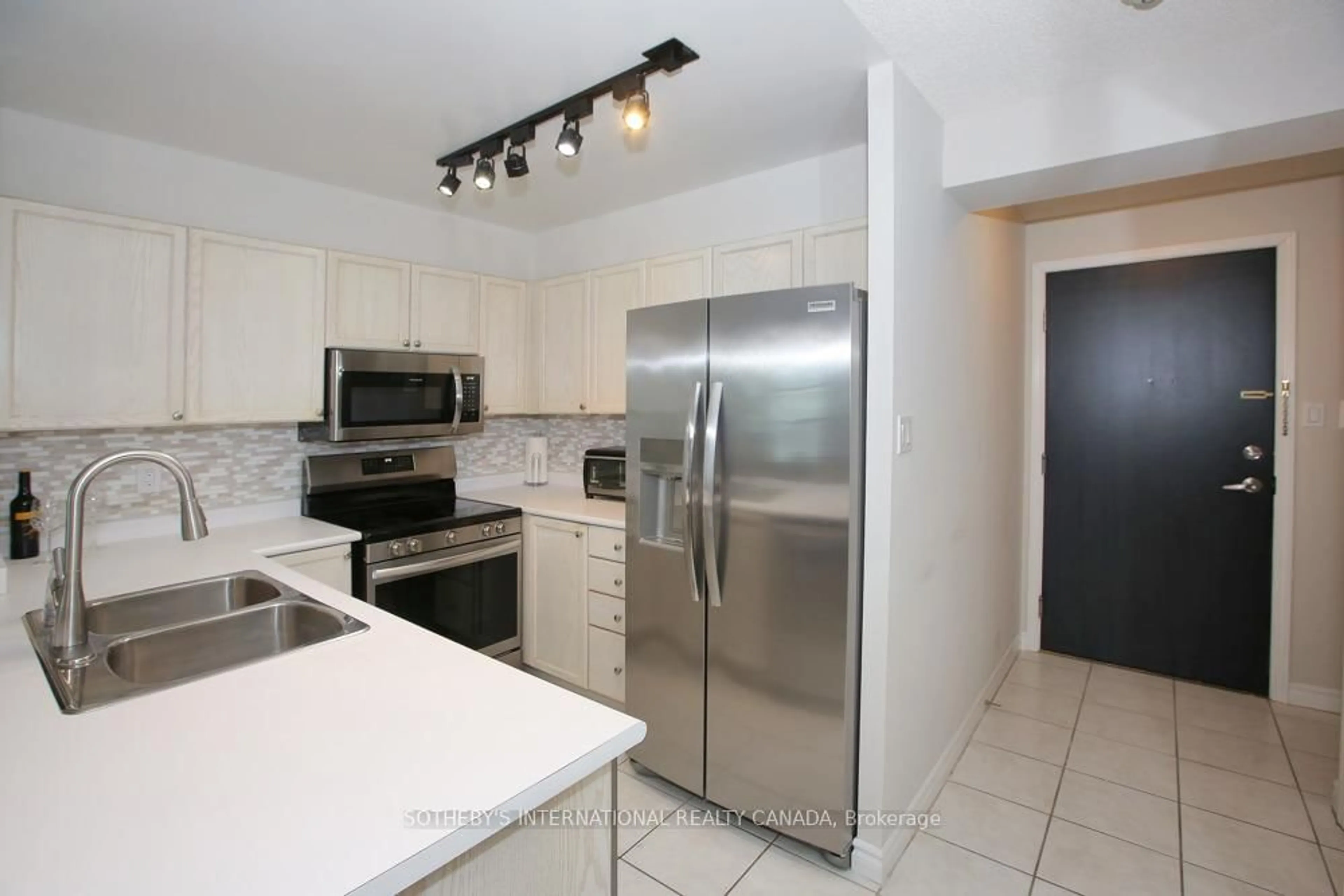 Standard kitchen, ceramic/tile floor for 600 Queens Quay #505, Toronto Ontario M5V 3M3