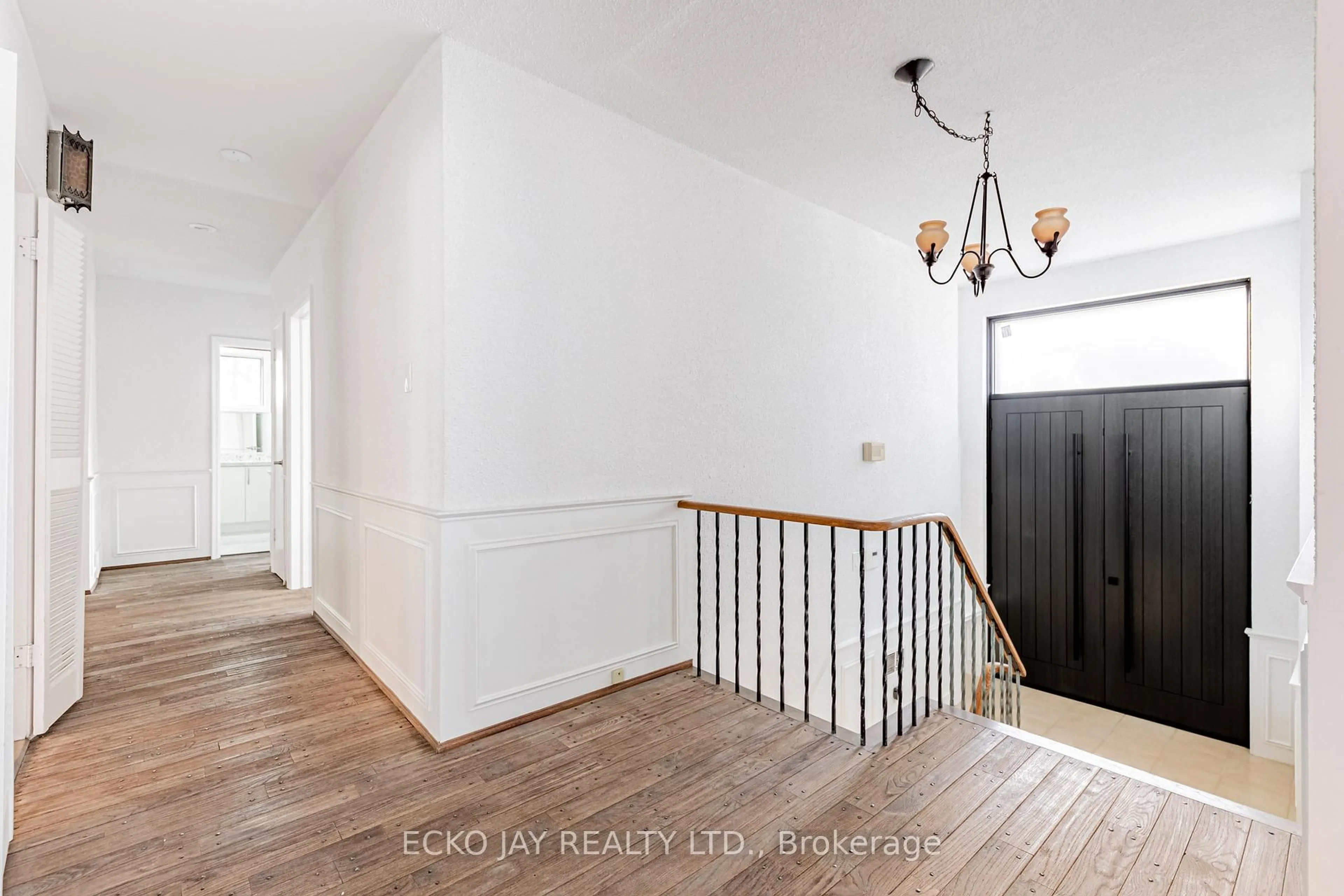 Indoor entryway for 79 Larkfield Dr, Toronto Ontario M3B 2H5