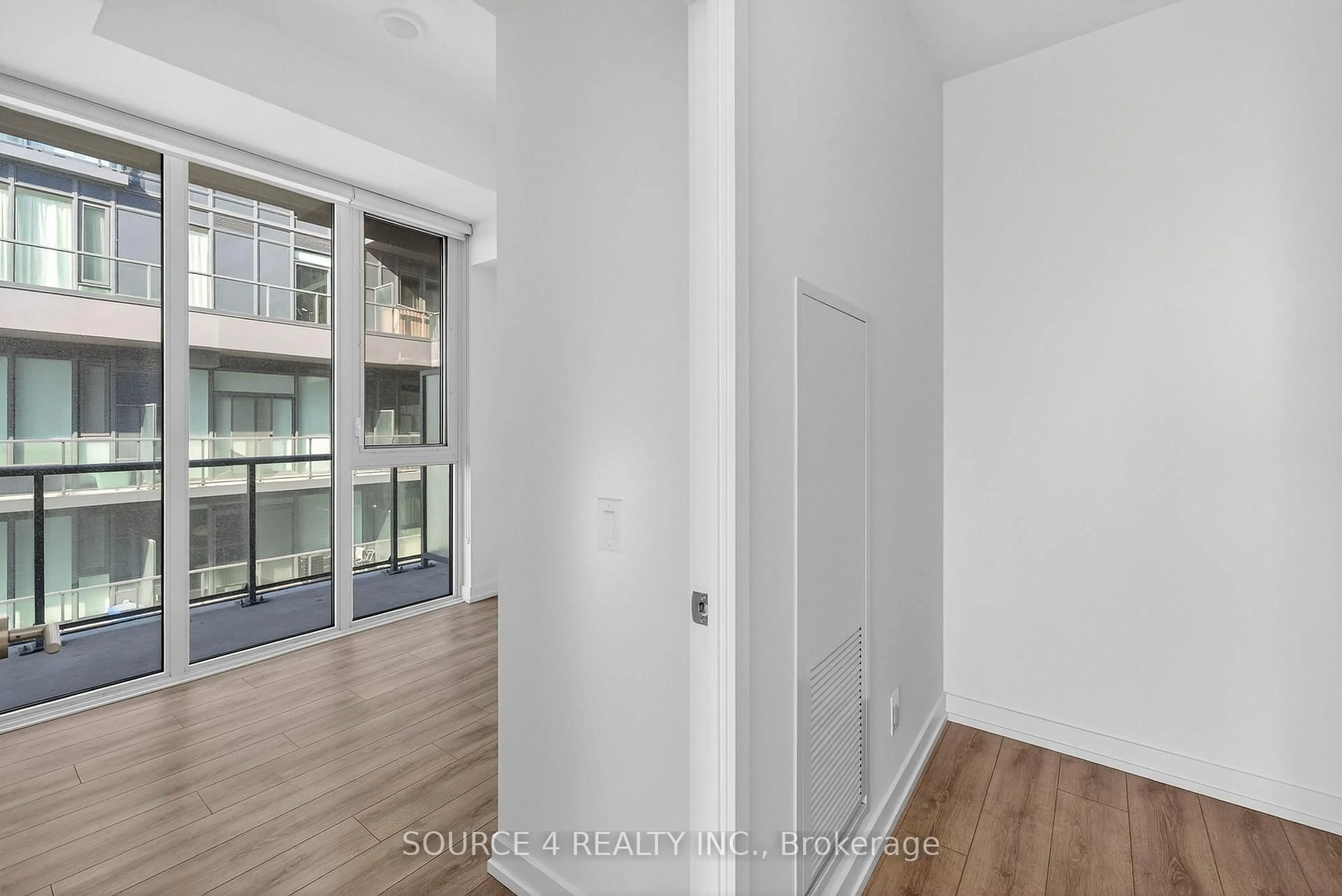 Indoor foyer for 500 Dupont St #717, Toronto Ontario M6G 0B8
