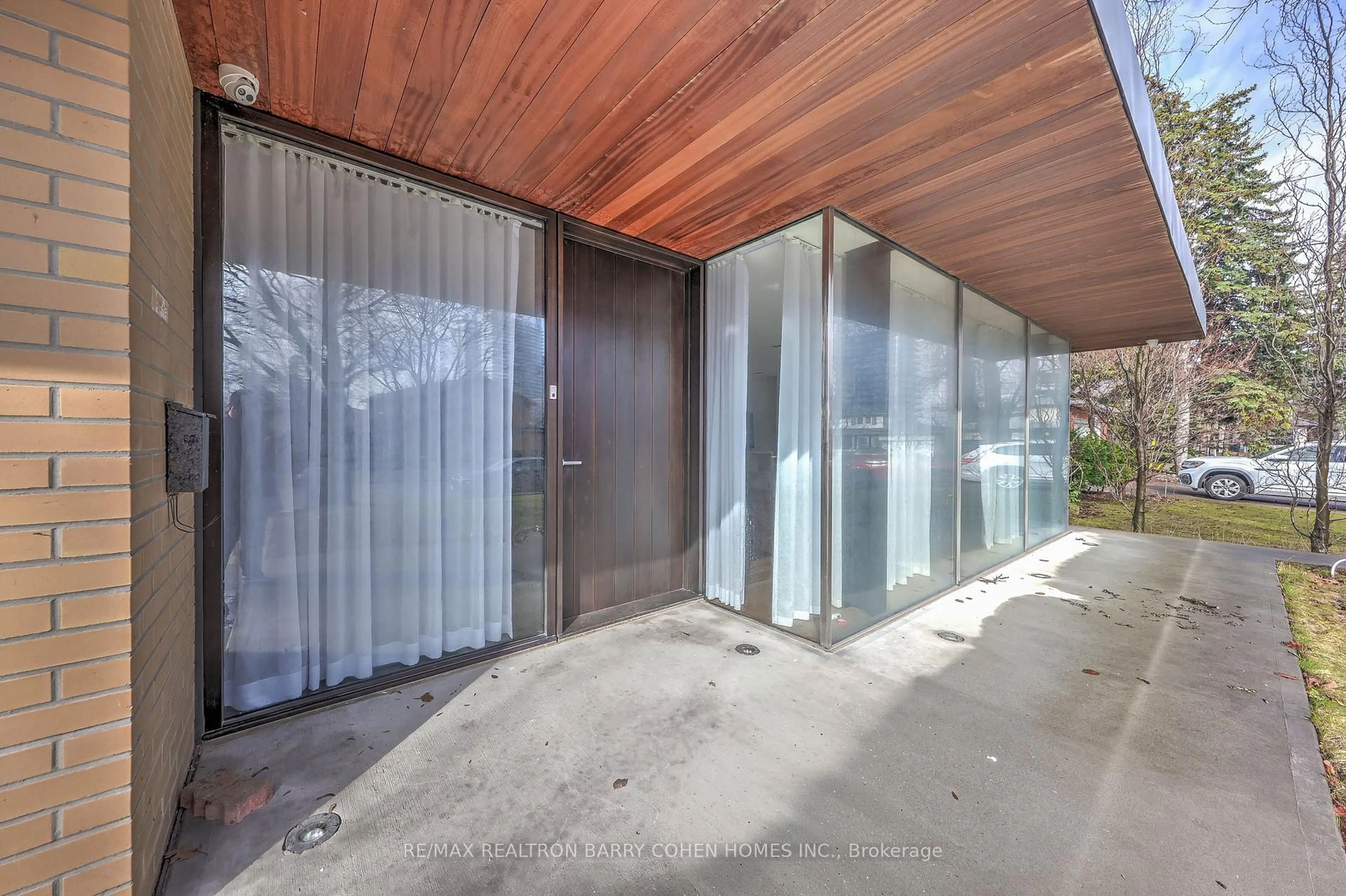 Indoor foyer for 6 Bannatyne Dr, Toronto Ontario M2L 2N7