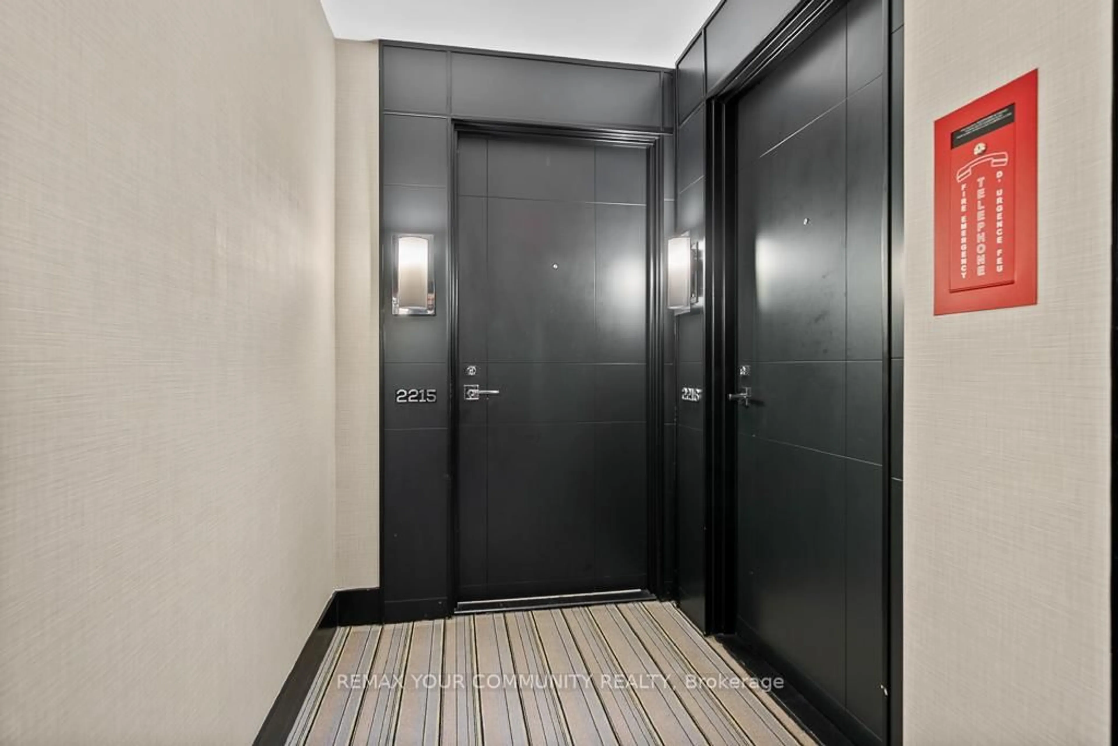 Indoor foyer for 98 Lillian St #2215, Toronto Ontario M4S 0A5