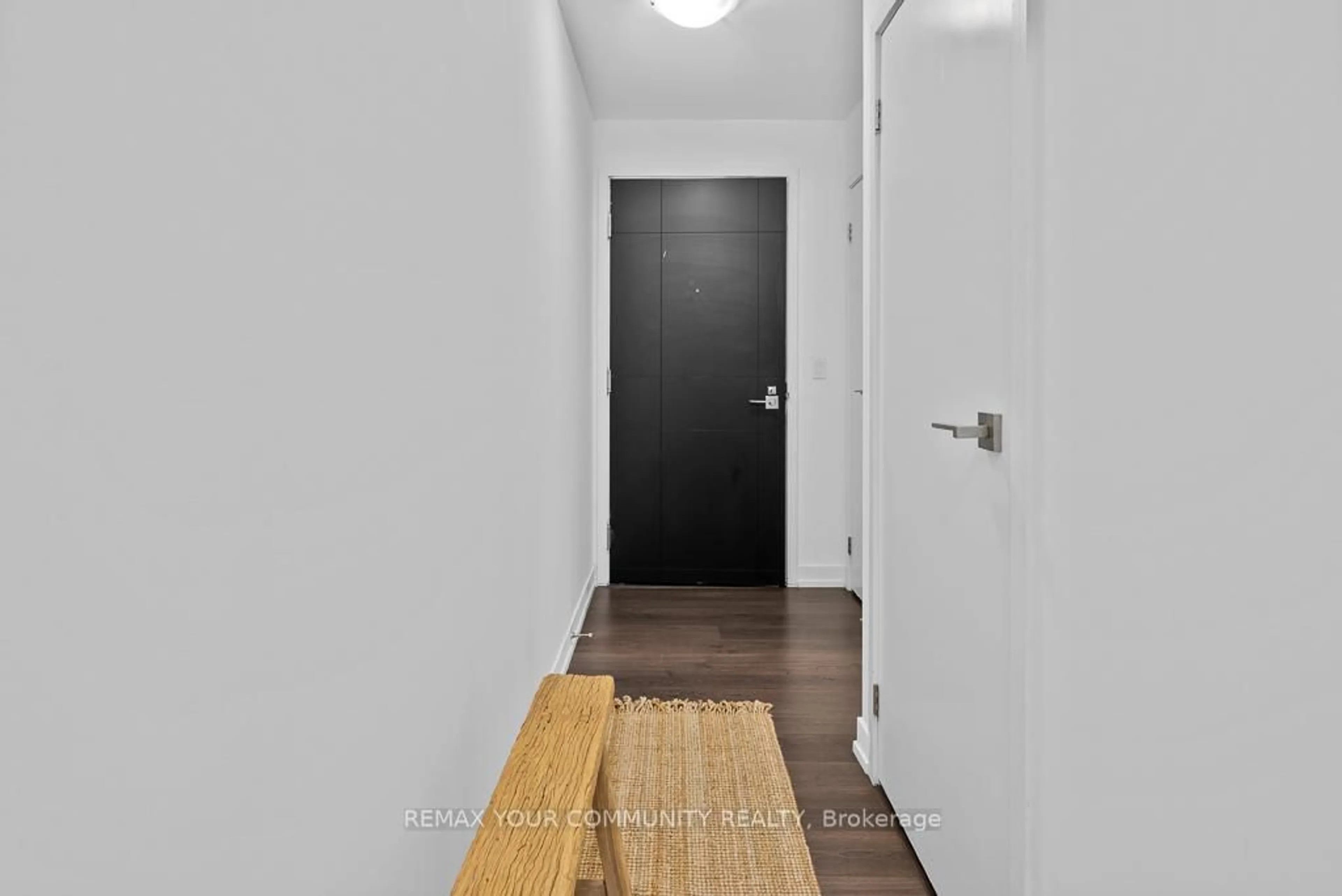 Indoor entryway for 98 Lillian St #2215, Toronto Ontario M4S 0A5