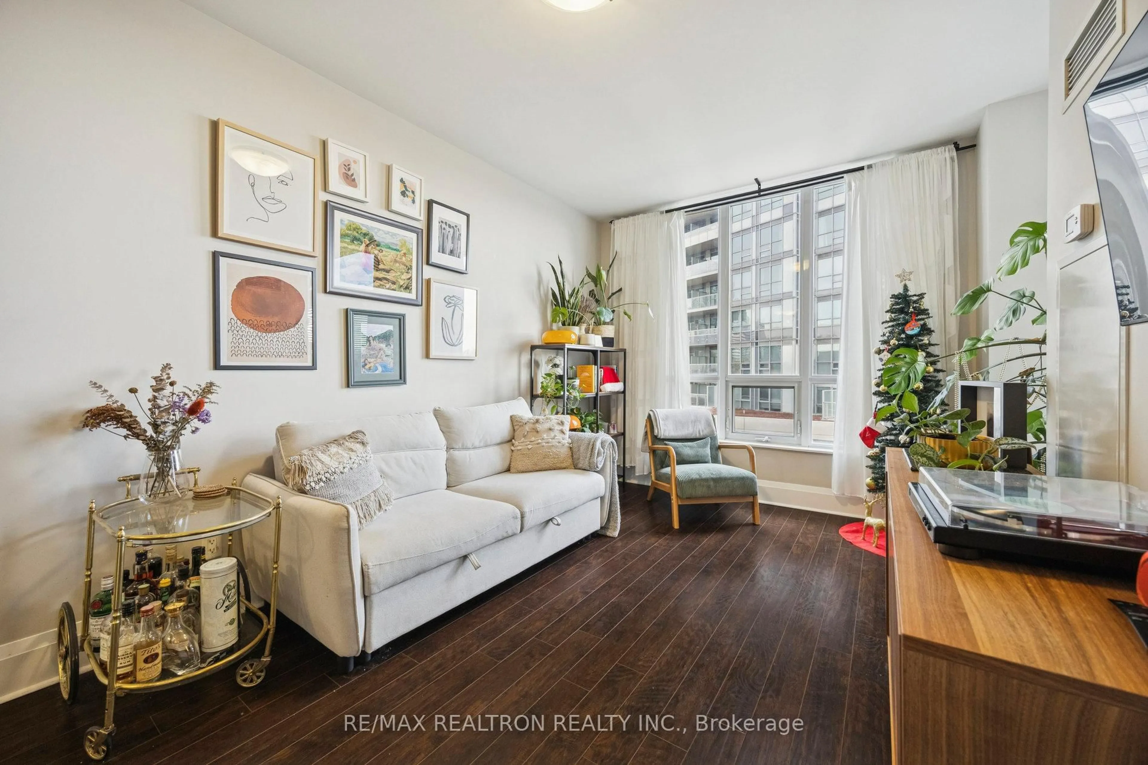 Living room with furniture, wood/laminate floor for 100 Harrison Garden Blvd #323, Toronto Ontario M2N 0C2