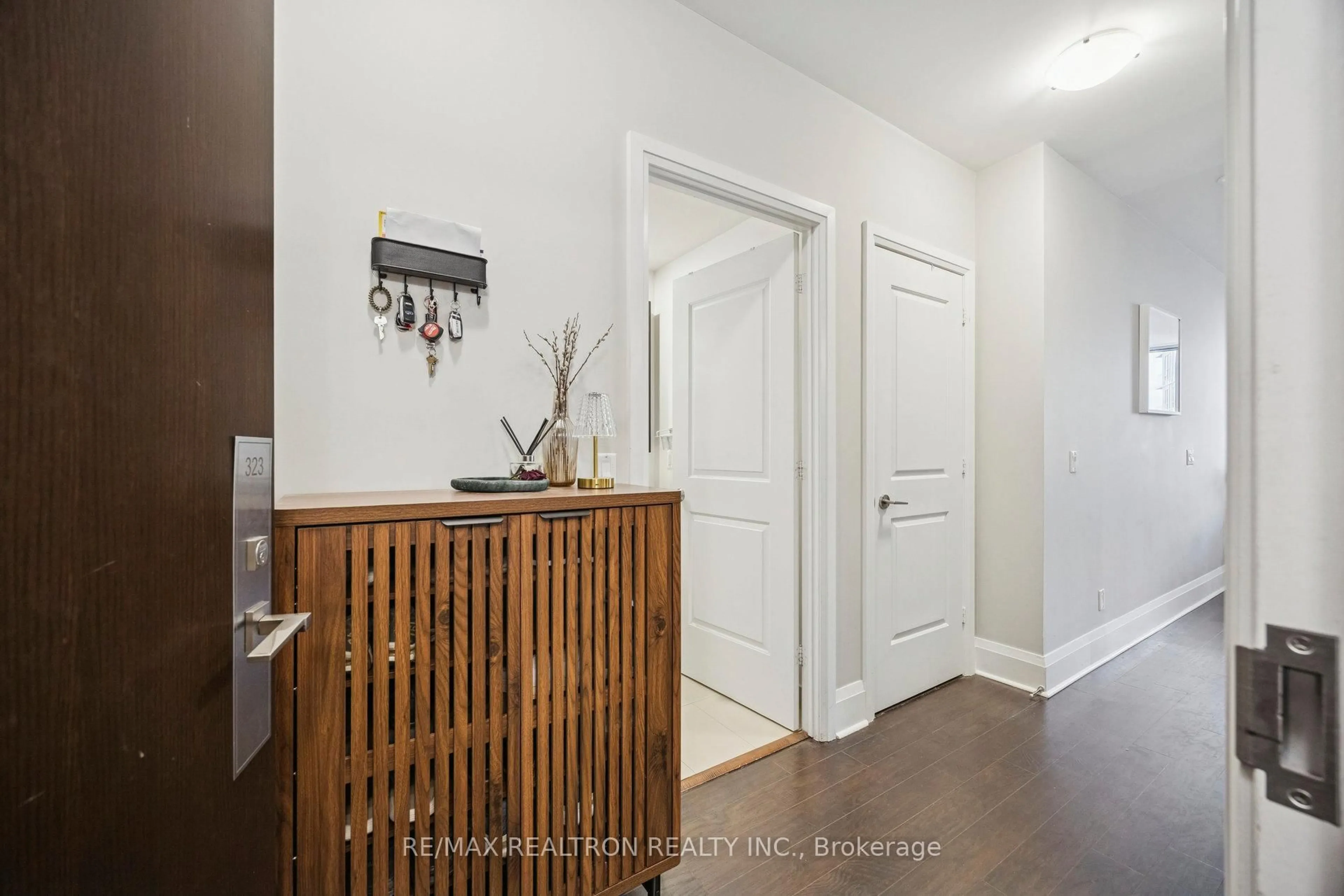 Indoor entryway for 100 Harrison Garden Blvd #323, Toronto Ontario M2N 0C2