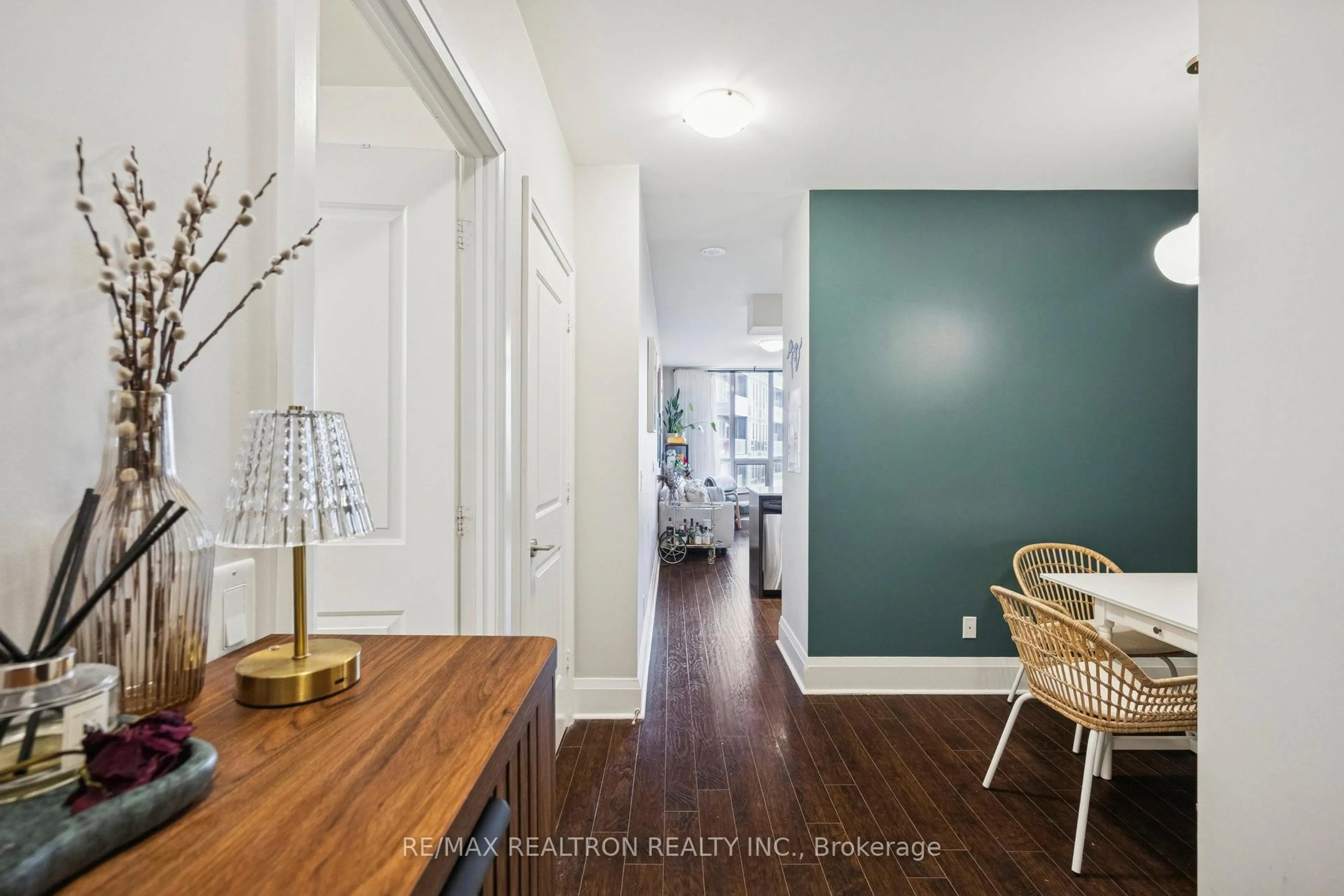 Indoor entryway for 100 Harrison Garden Blvd #323, Toronto Ontario M2N 0C2