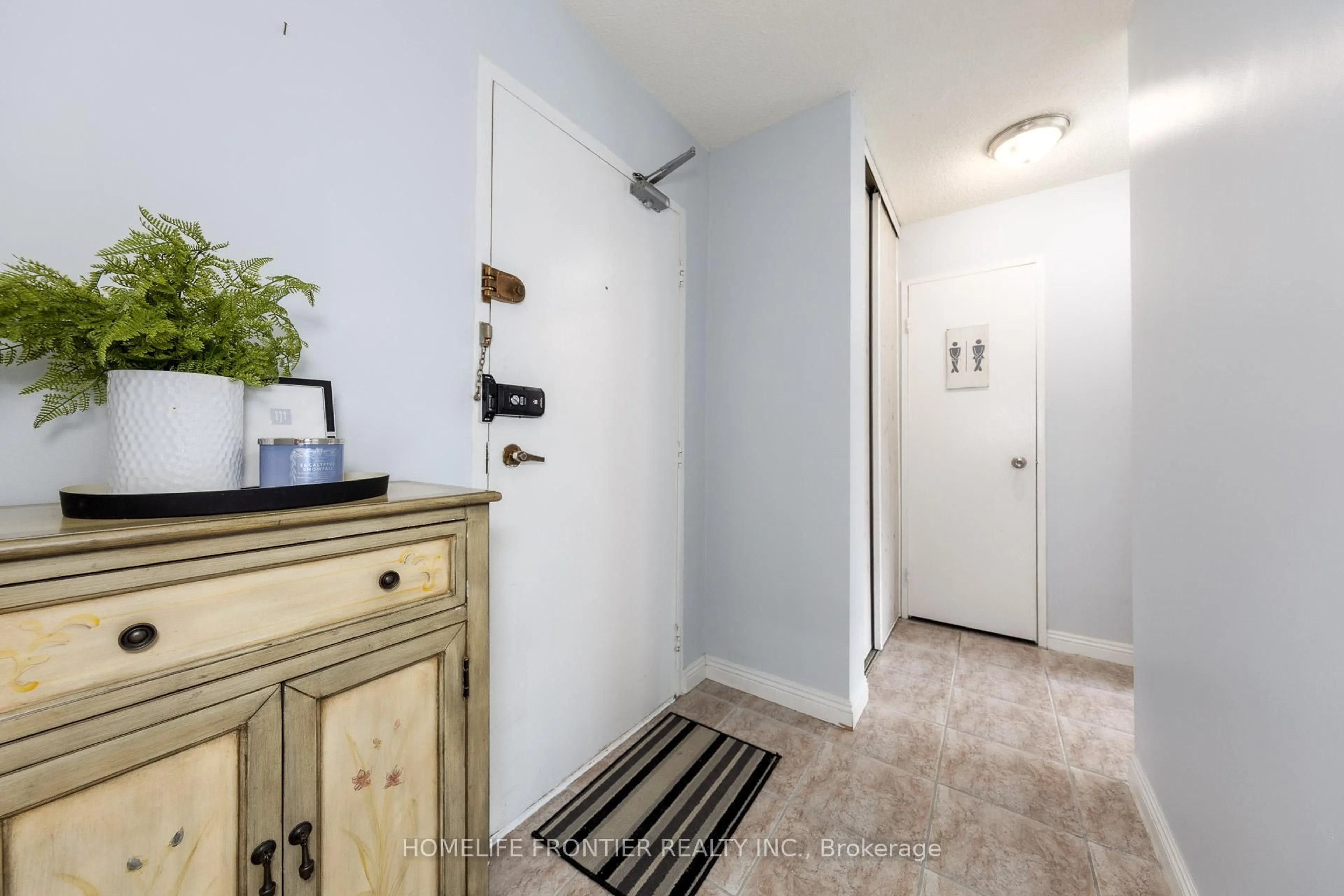 Indoor entryway for 4005 Don Mills Rd #134, Toronto Ontario M2H 3J9